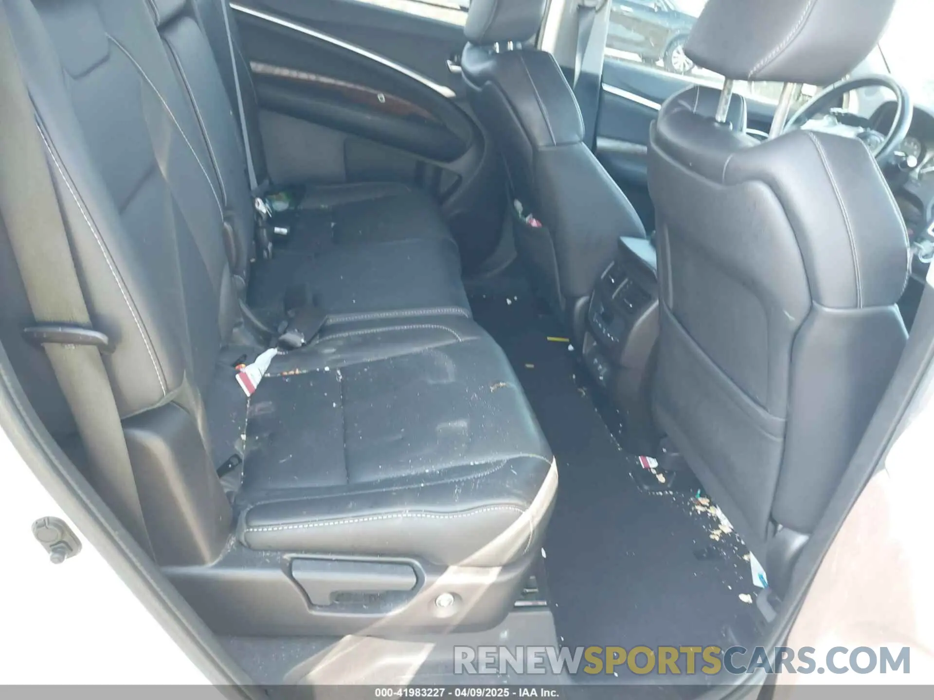 8 Photograph of a damaged car 5J8YD3H55KL008154 ACURA MDX 2019