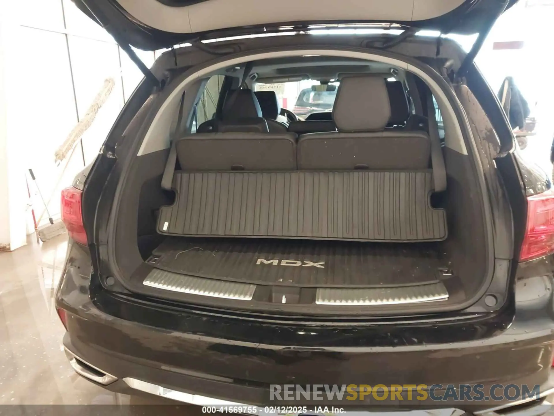 17 Photograph of a damaged car 5J8YD4H31KL027806 ACURA MDX 2019