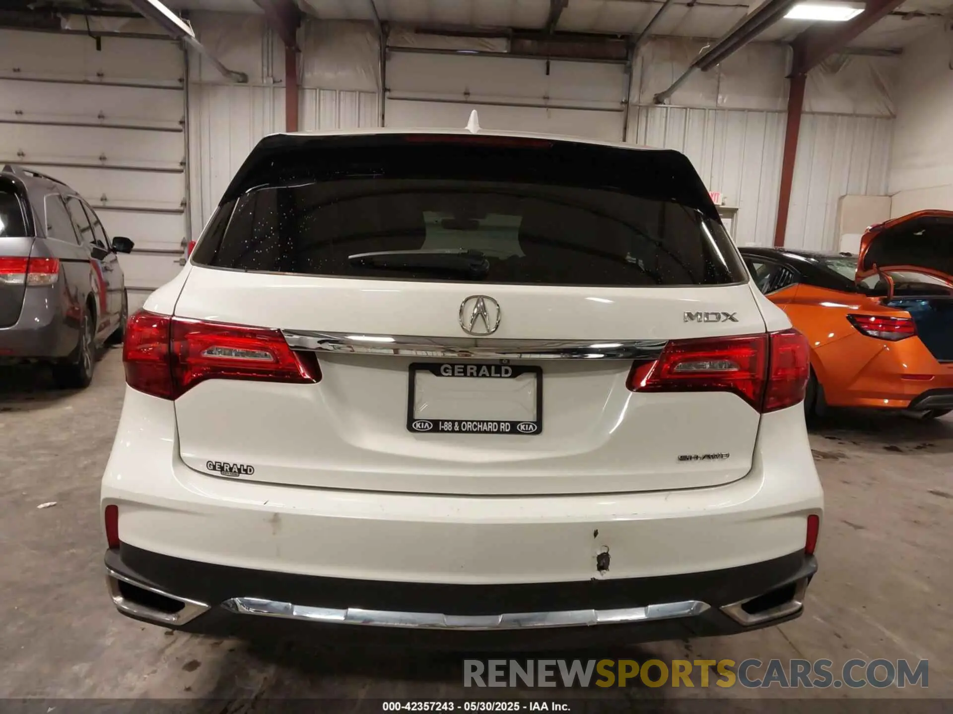 17 Photograph of a damaged car 5J8YD4H3XKL027934 ACURA MDX 2019