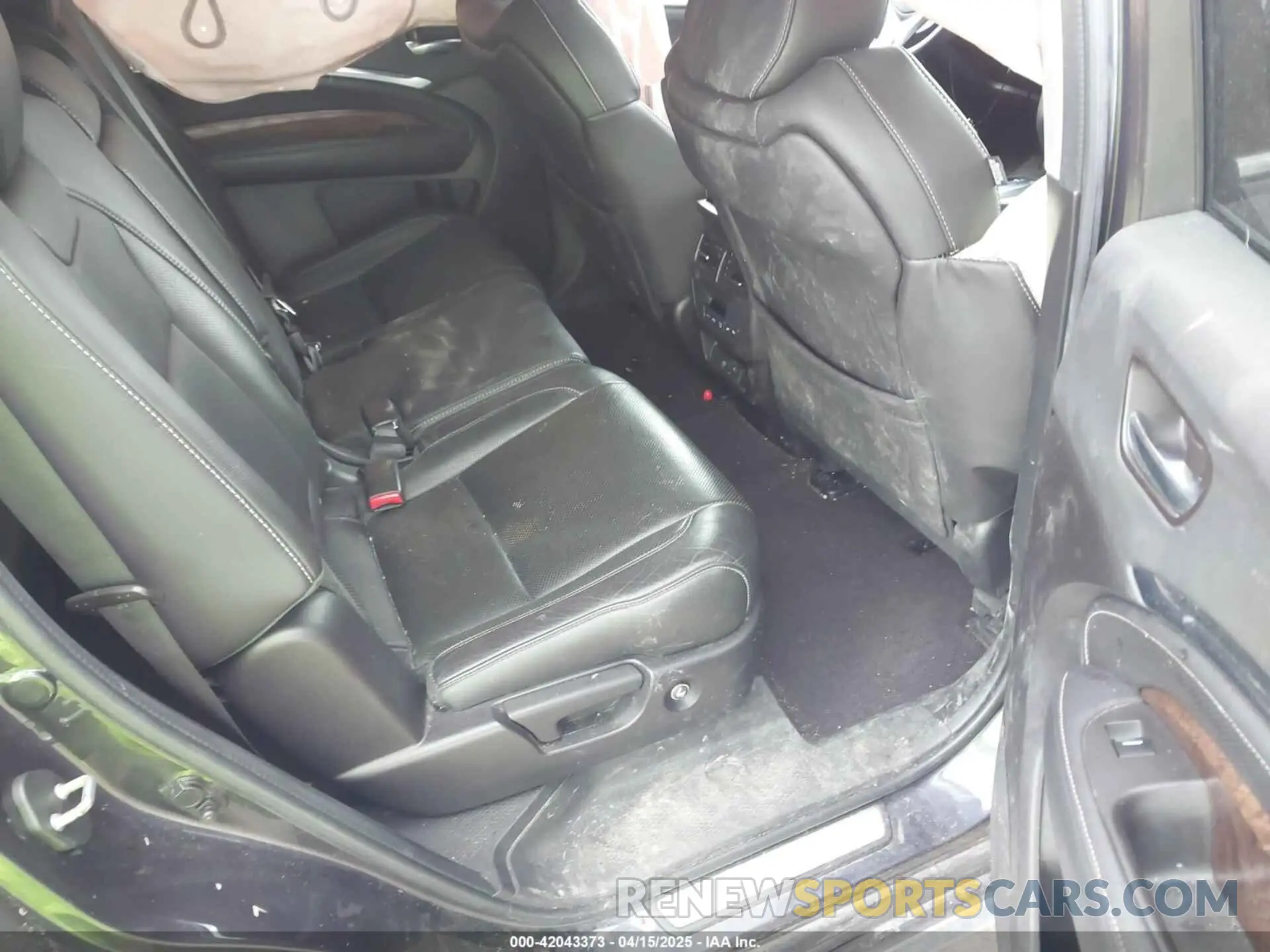 8 Photograph of a damaged car 5J8YD4H50KL008665 ACURA MDX 2019
