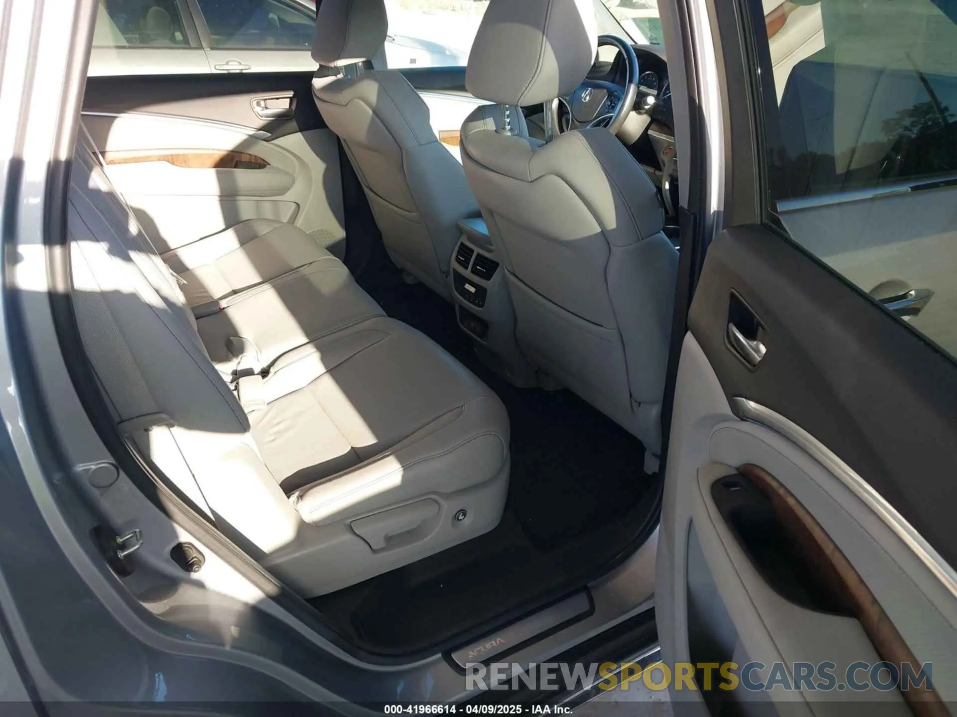 8 Photograph of a damaged car 5J8YD3H50LL005535 ACURA MDX 2020