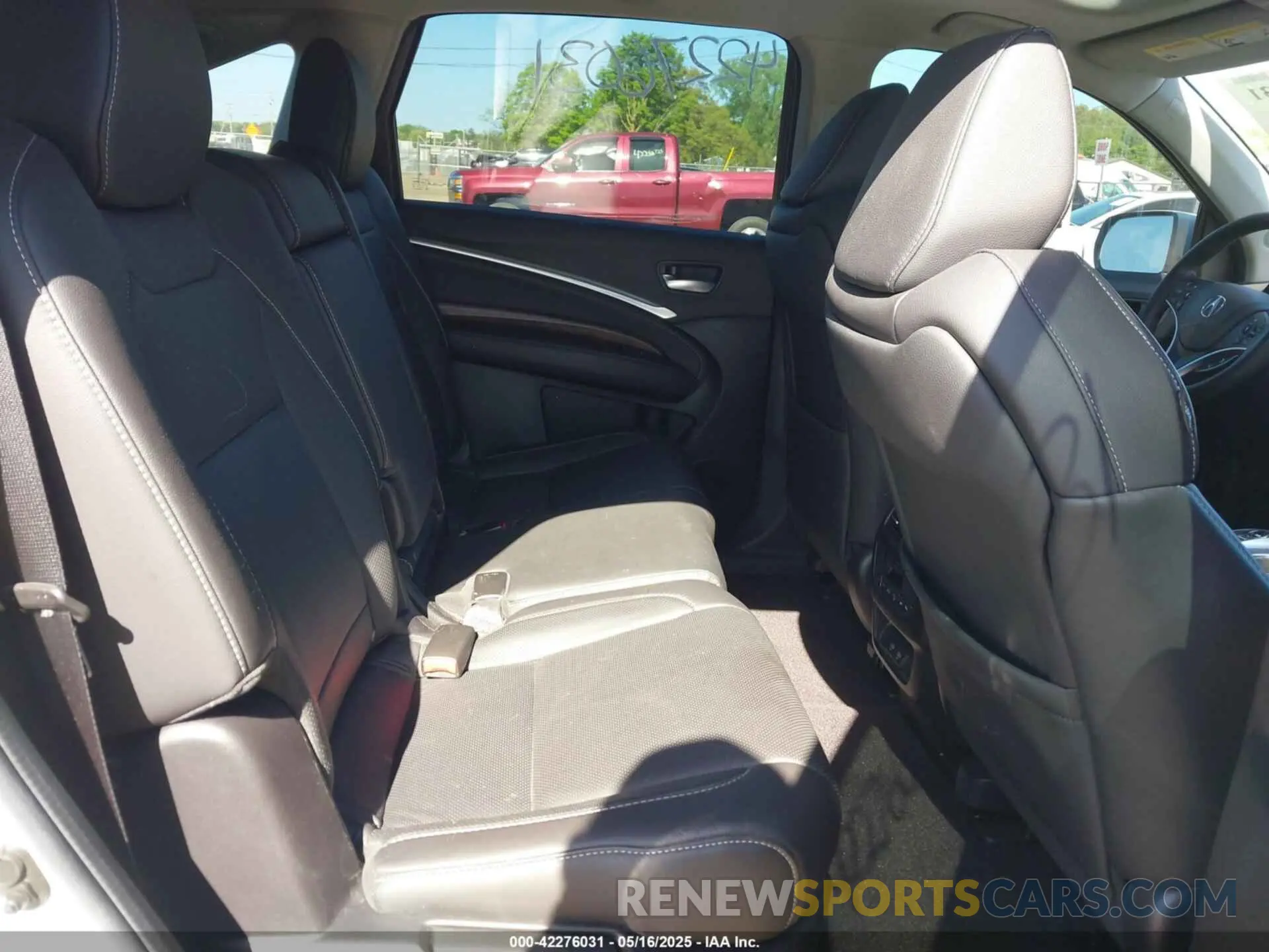 8 Photograph of a damaged car 5J8YD4H58LL033895 ACURA MDX 2020