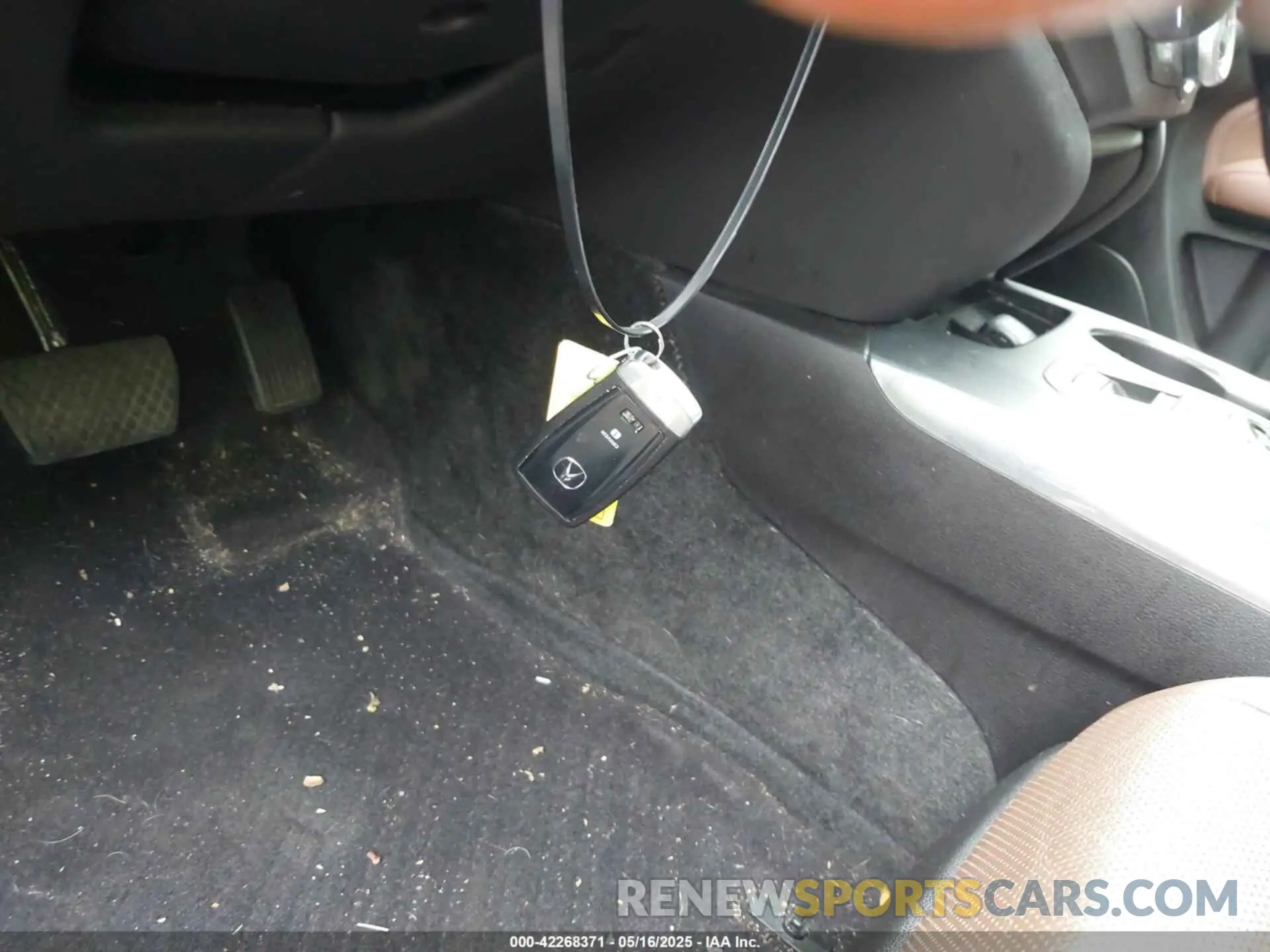 11 Photograph of a damaged car 5J8YD4H59LL033422 ACURA MDX 2020