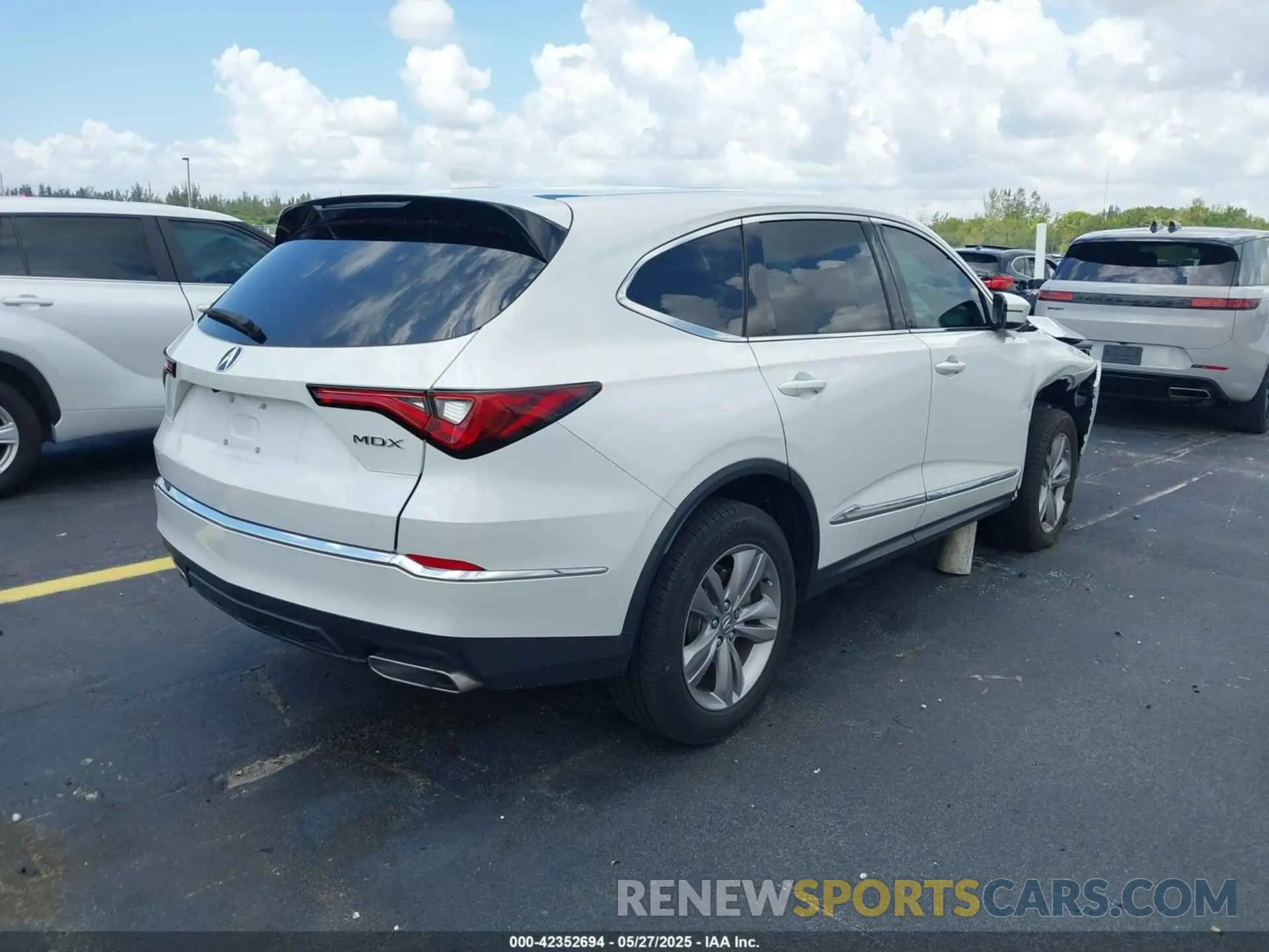 4 Photograph of a damaged car 5J8YD9H33NL009924 ACURA MDX 2022