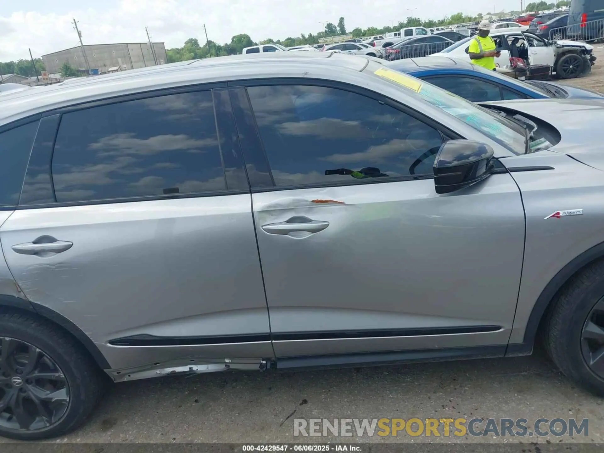 14 Photograph of a damaged car 5J8YE1H02NL005819 ACURA MDX 2022