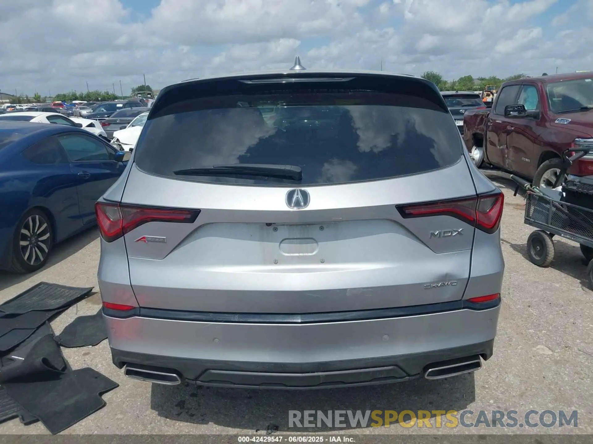 17 Photograph of a damaged car 5J8YE1H02NL005819 ACURA MDX 2022