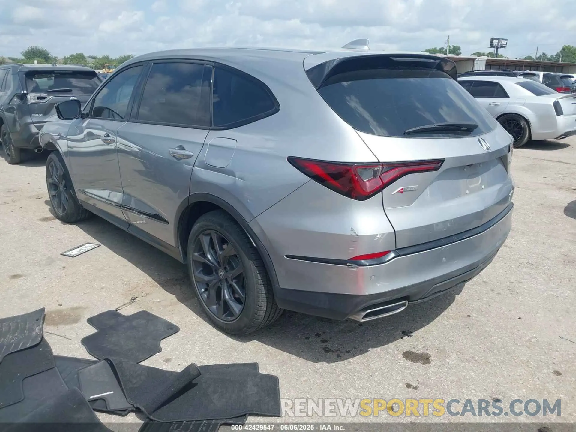 3 Photograph of a damaged car 5J8YE1H02NL005819 ACURA MDX 2022