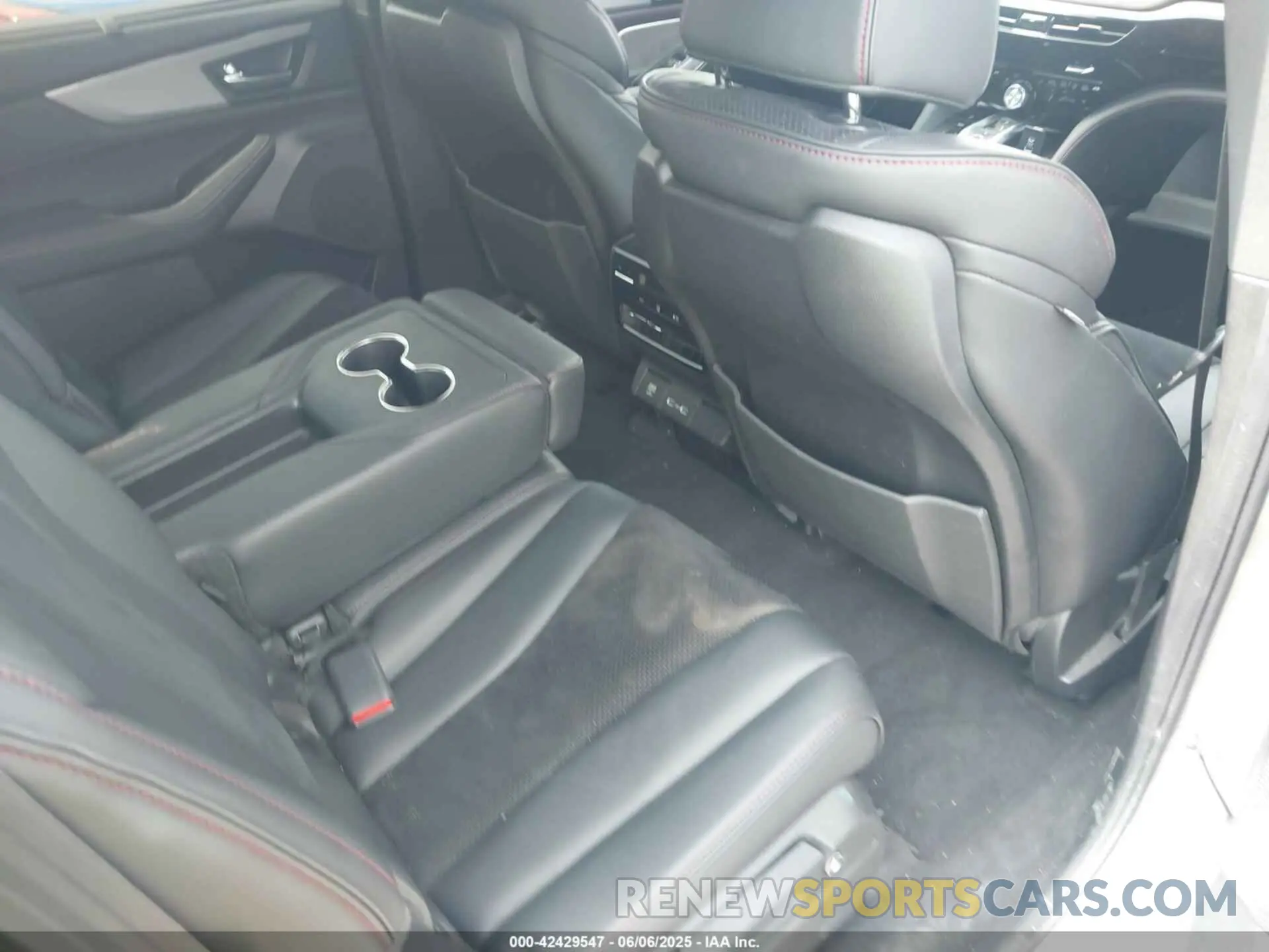 8 Photograph of a damaged car 5J8YE1H02NL005819 ACURA MDX 2022