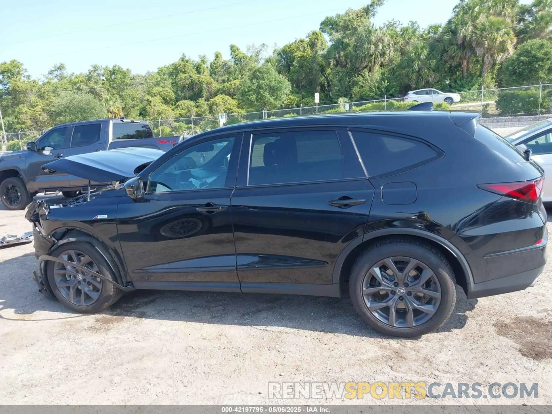 14 Photograph of a damaged car 5J8YE1H02NL044992 ACURA MDX 2022