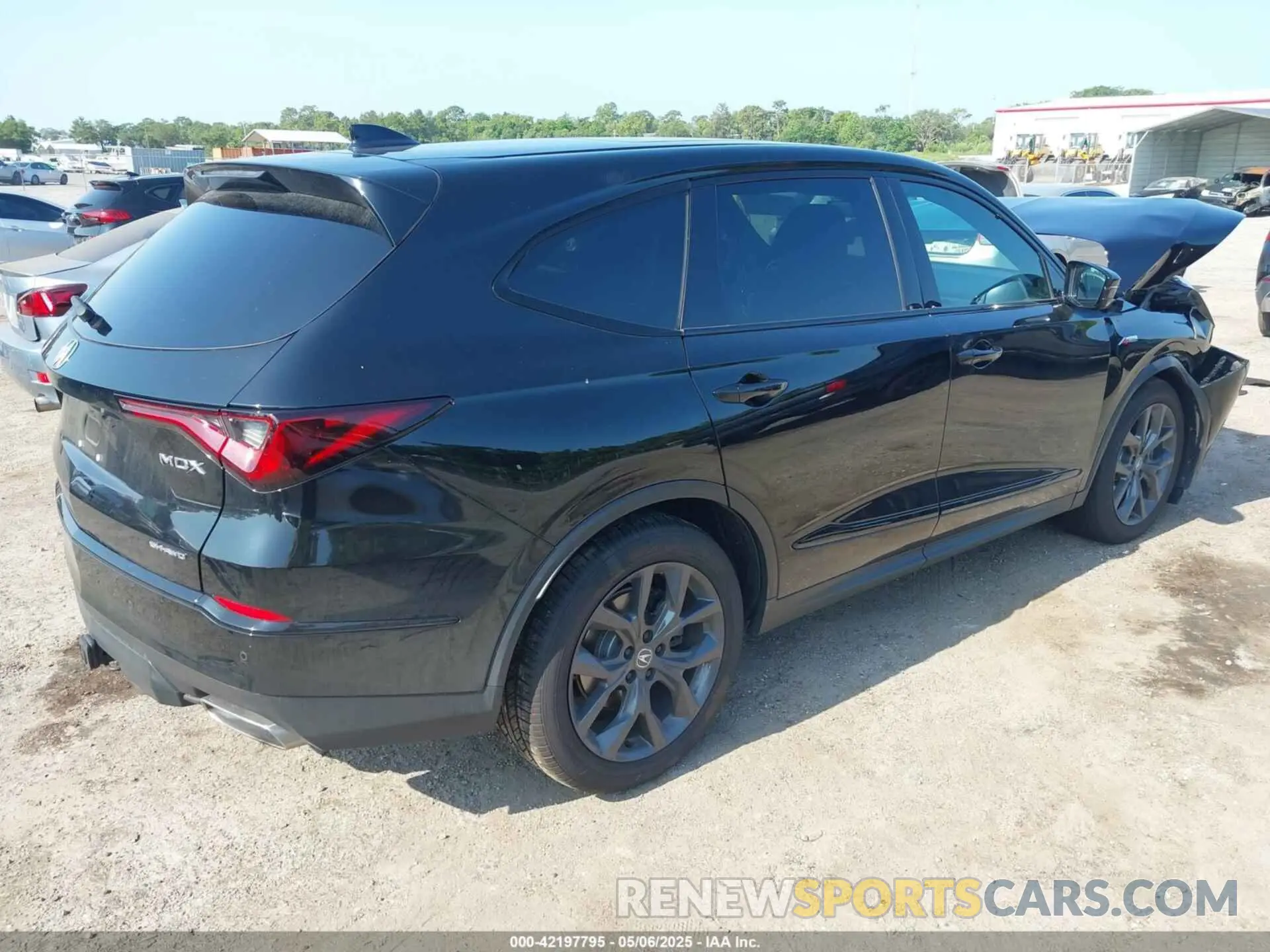 4 Photograph of a damaged car 5J8YE1H02NL044992 ACURA MDX 2022