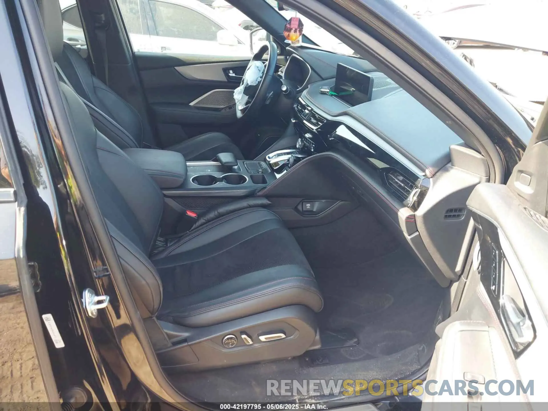 5 Photograph of a damaged car 5J8YE1H02NL044992 ACURA MDX 2022