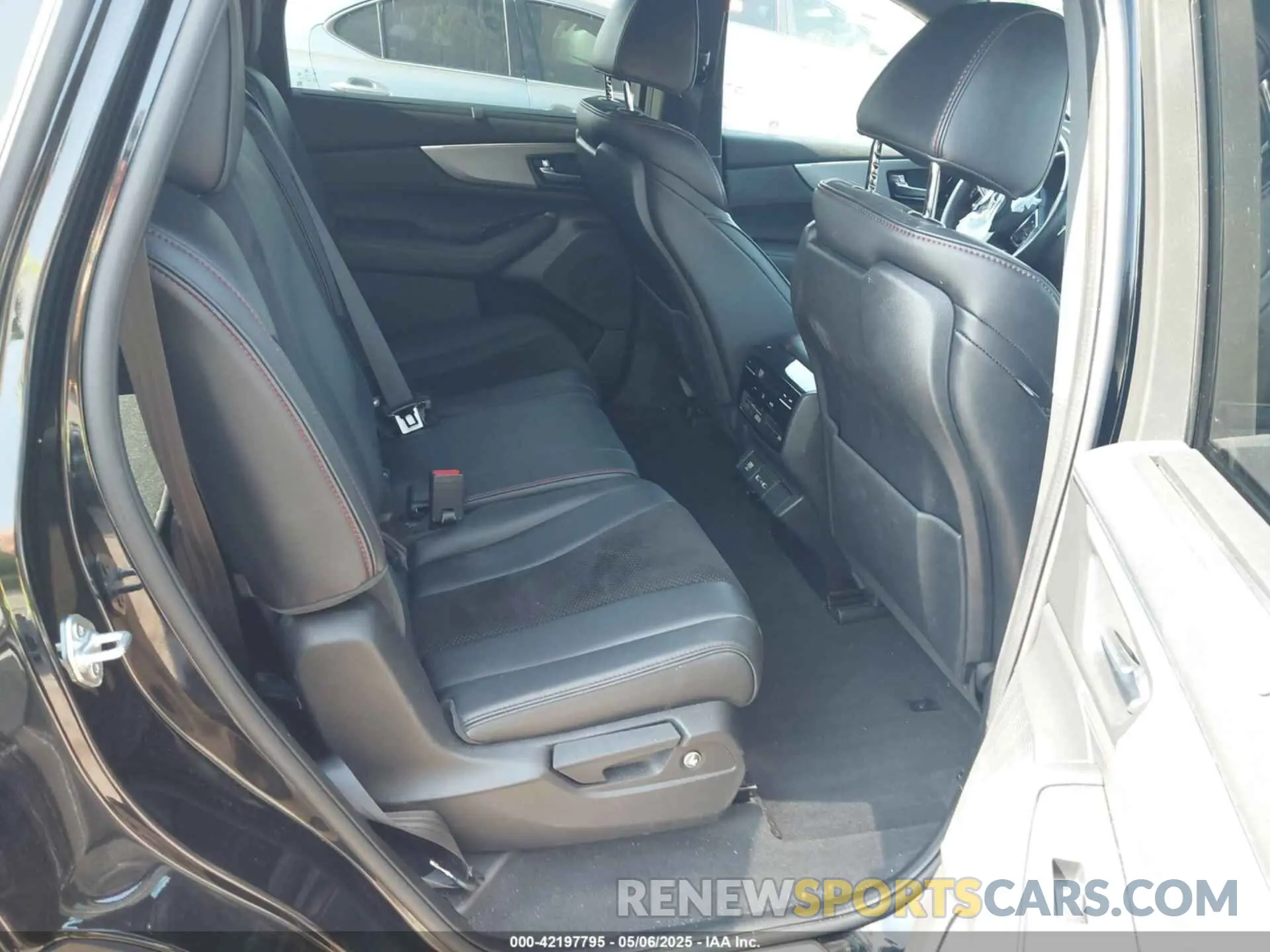 8 Photograph of a damaged car 5J8YE1H02NL044992 ACURA MDX 2022