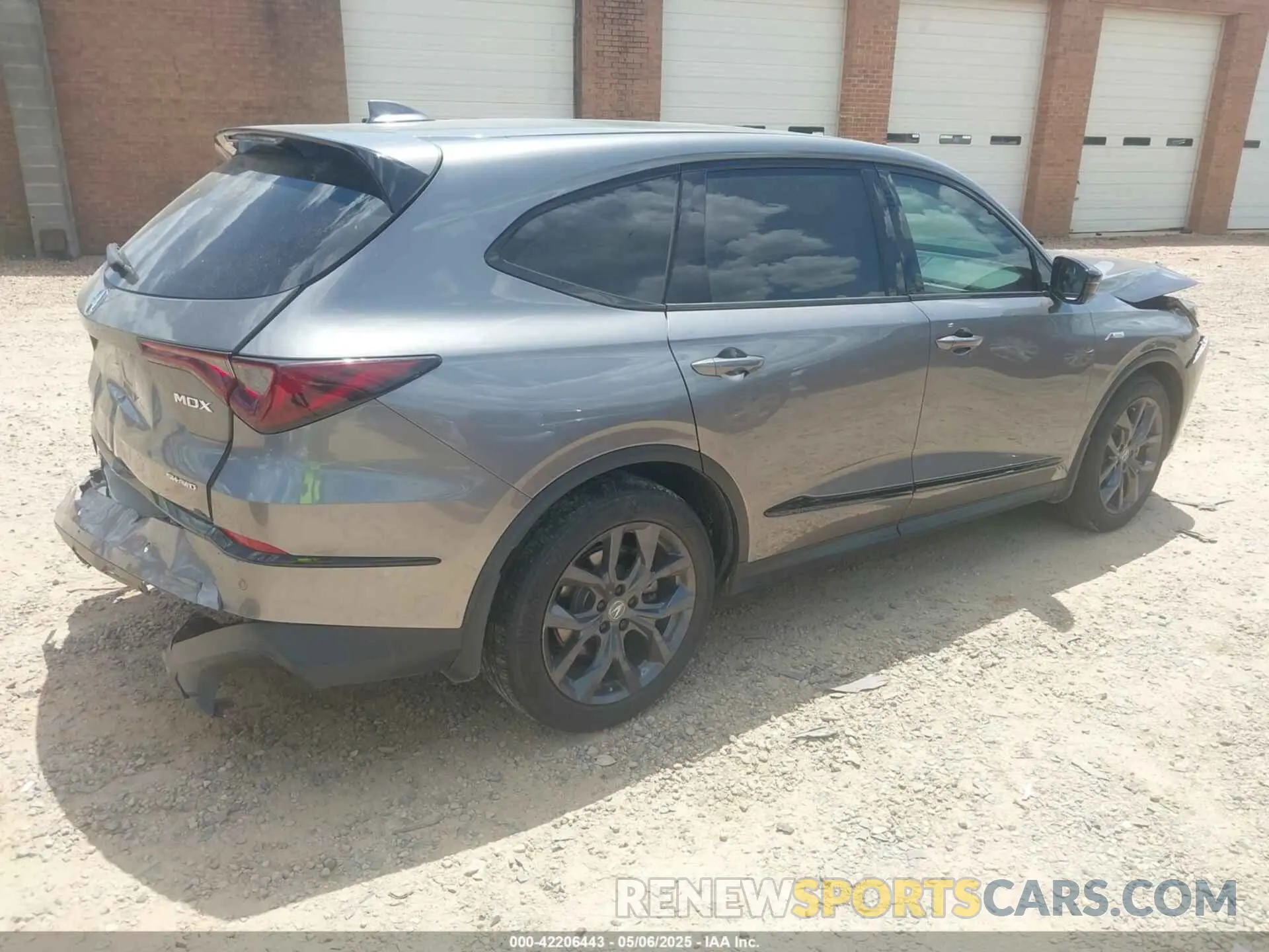 4 Photograph of a damaged car 5J8YE1H05NL018631 ACURA MDX 2022