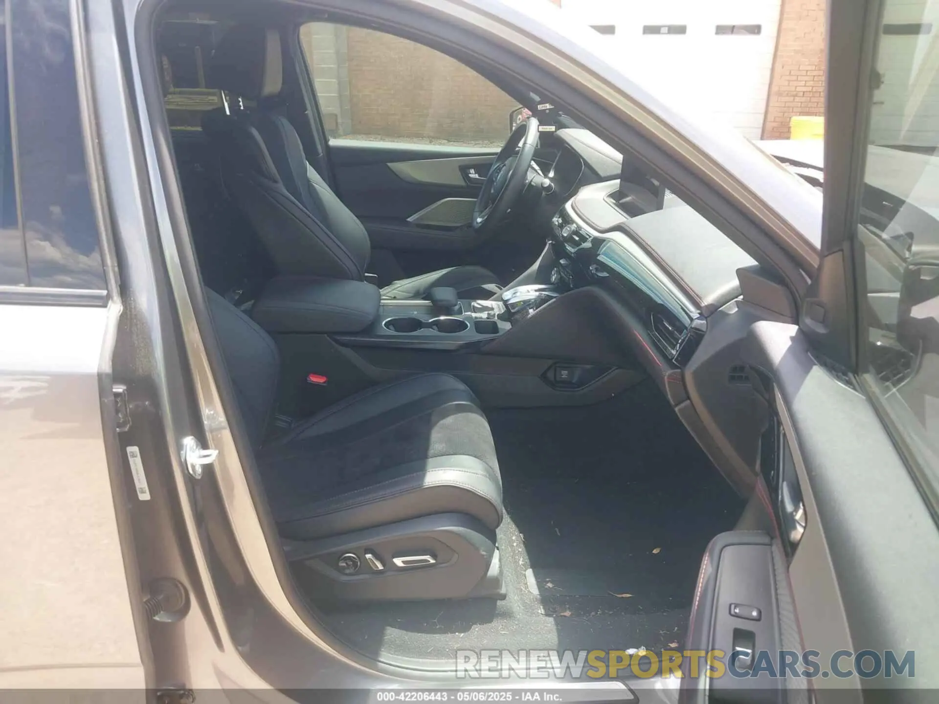 5 Photograph of a damaged car 5J8YE1H05NL018631 ACURA MDX 2022