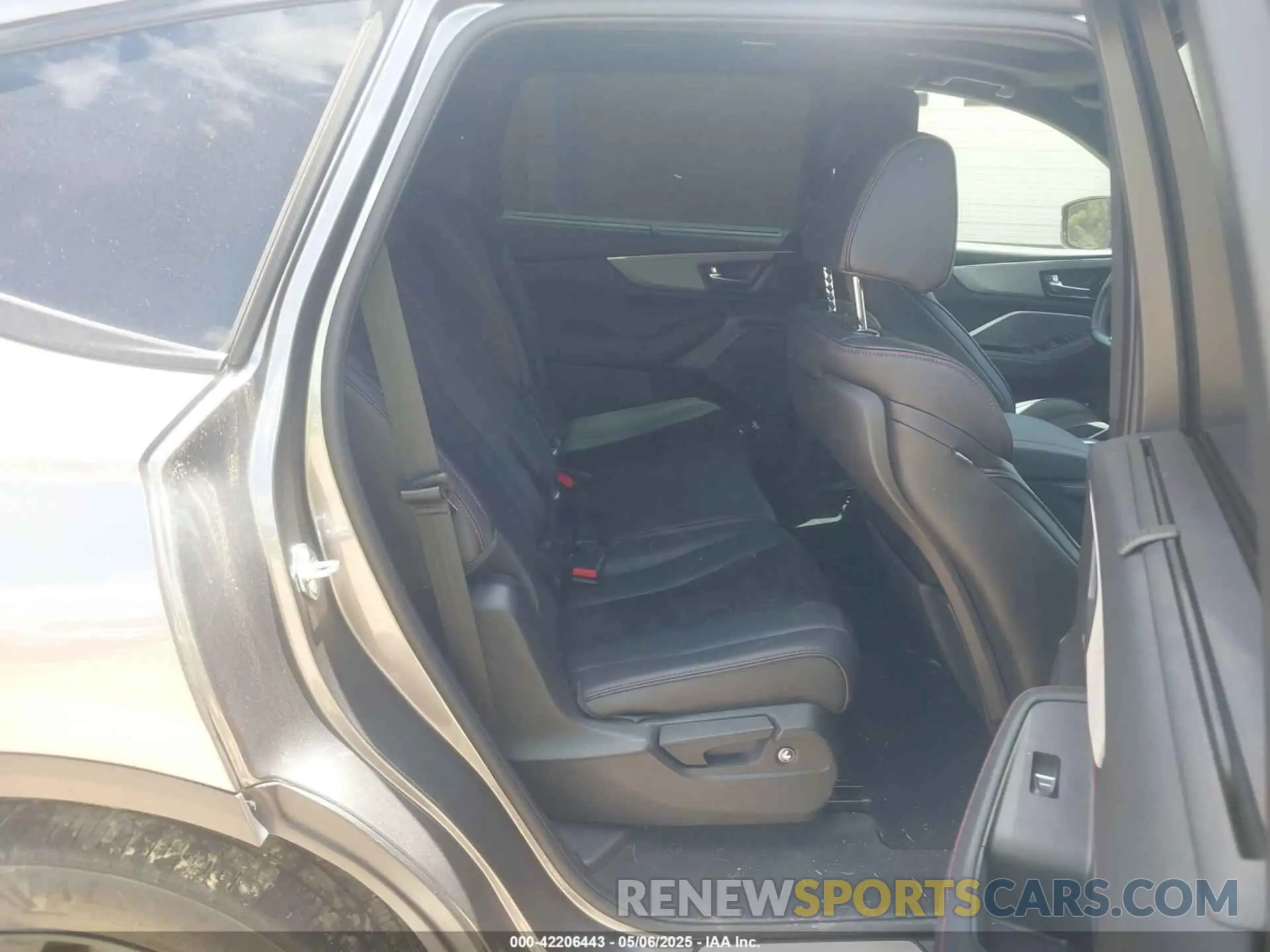 8 Photograph of a damaged car 5J8YE1H05NL018631 ACURA MDX 2022