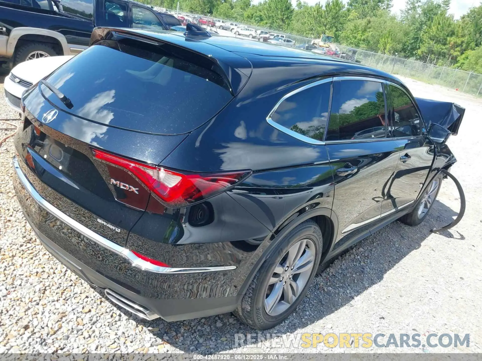 4 Photograph of a damaged car 5J8YE1H30NL012827 ACURA MDX 2022
