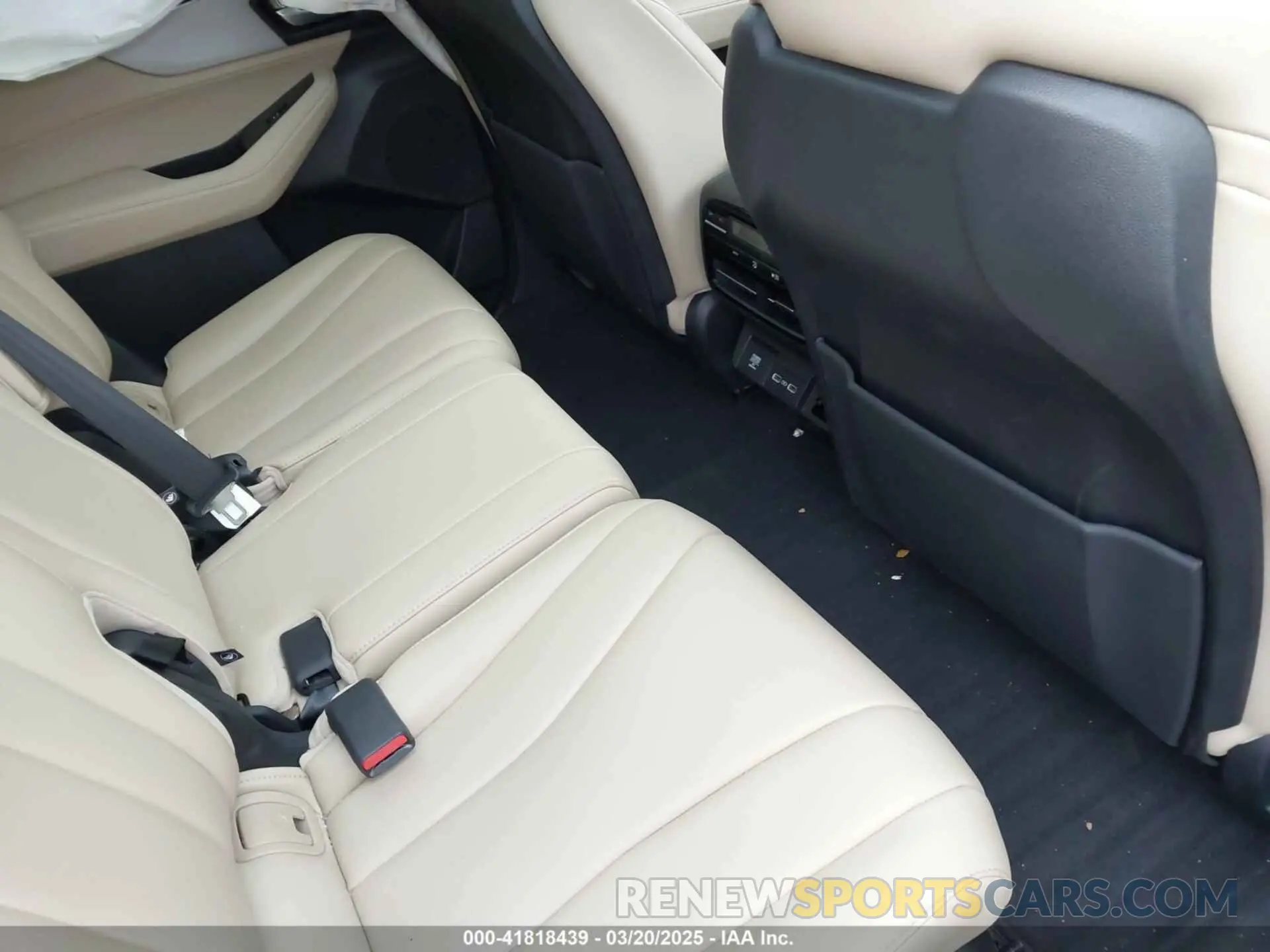8 Photograph of a damaged car 5J8YE1H33NL002776 ACURA MDX 2022