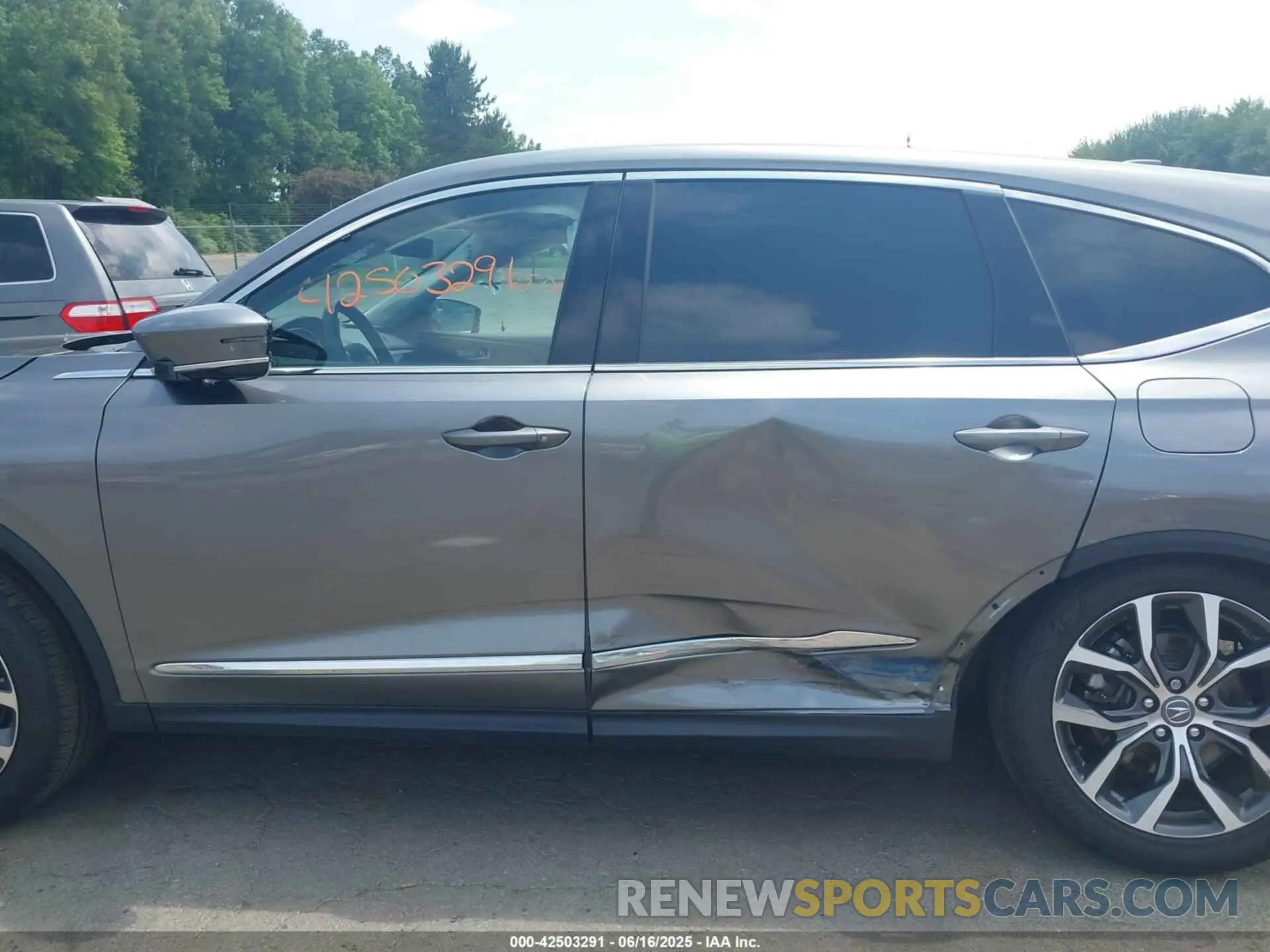 14 Photograph of a damaged car 5J8YE1H42NL025104 ACURA MDX 2022