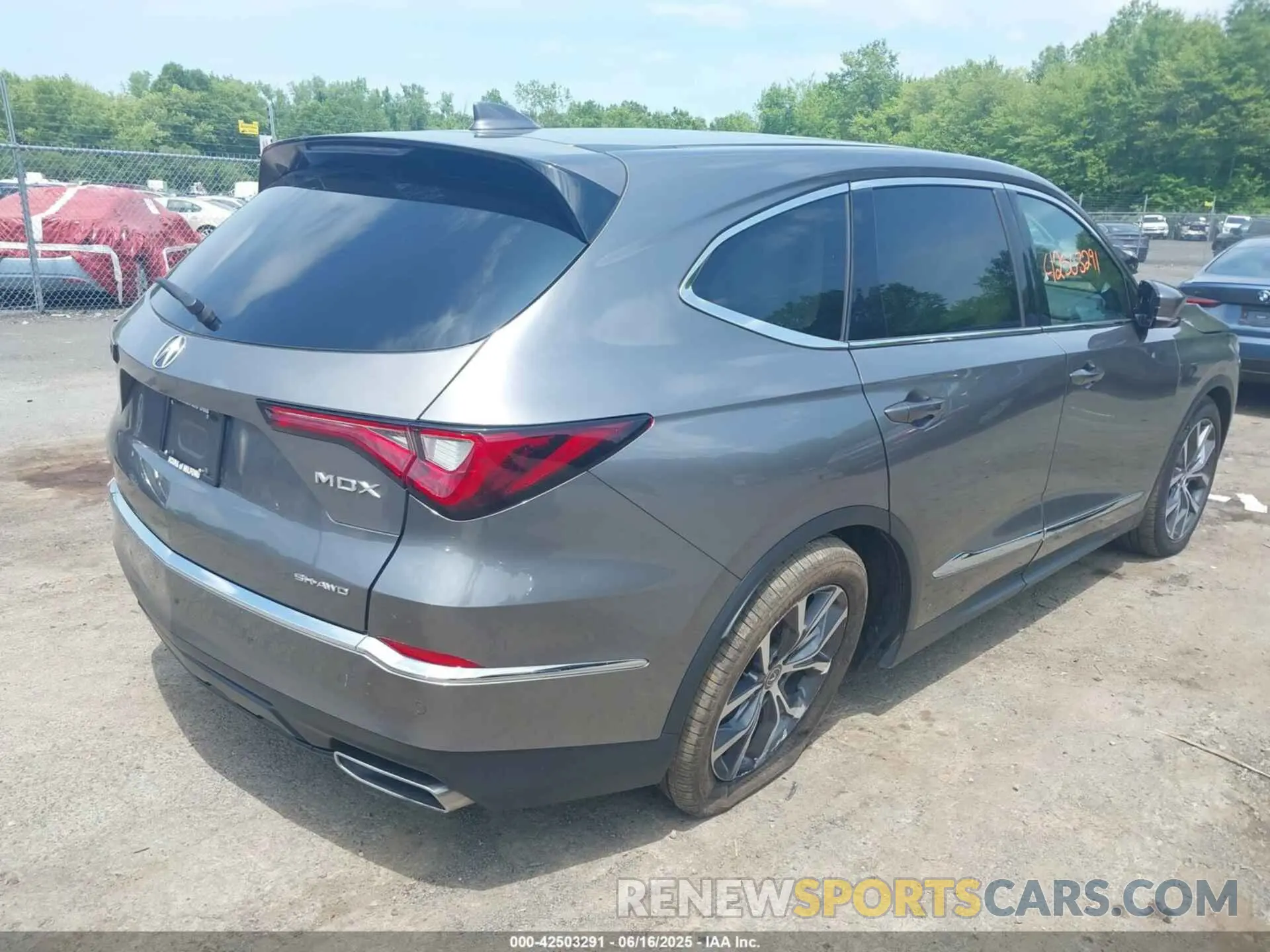 4 Photograph of a damaged car 5J8YE1H42NL025104 ACURA MDX 2022