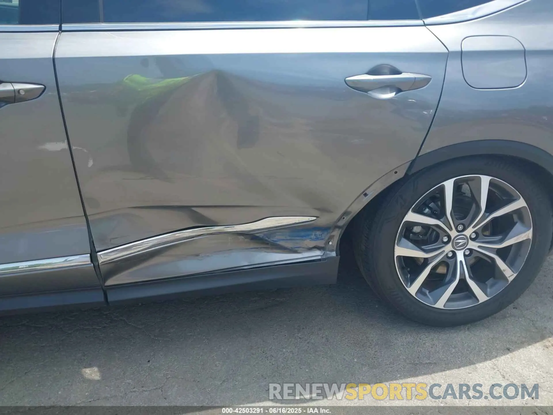 6 Photograph of a damaged car 5J8YE1H42NL025104 ACURA MDX 2022