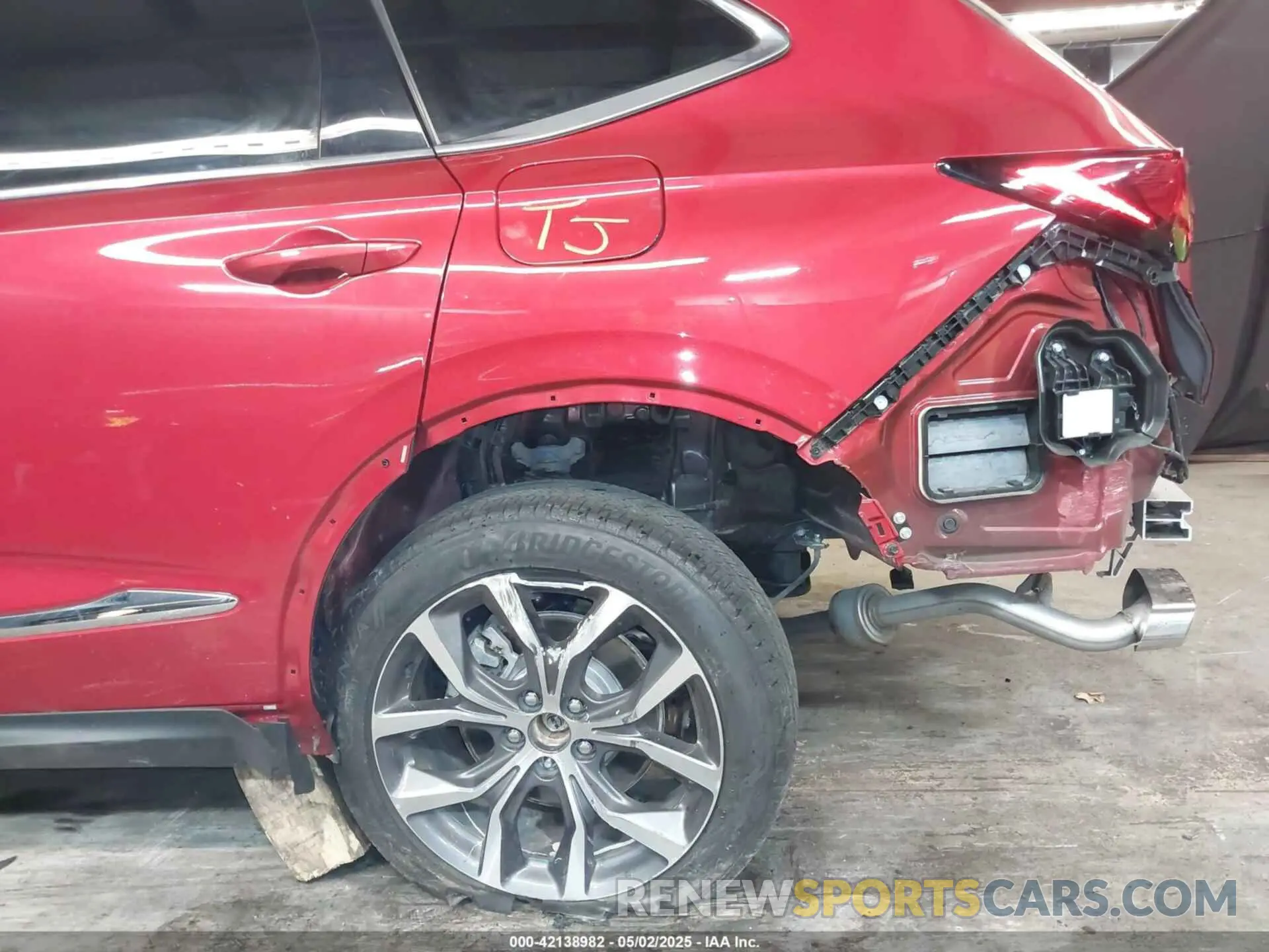 21 Photograph of a damaged car 5J8YE1H42NL039388 ACURA MDX 2022