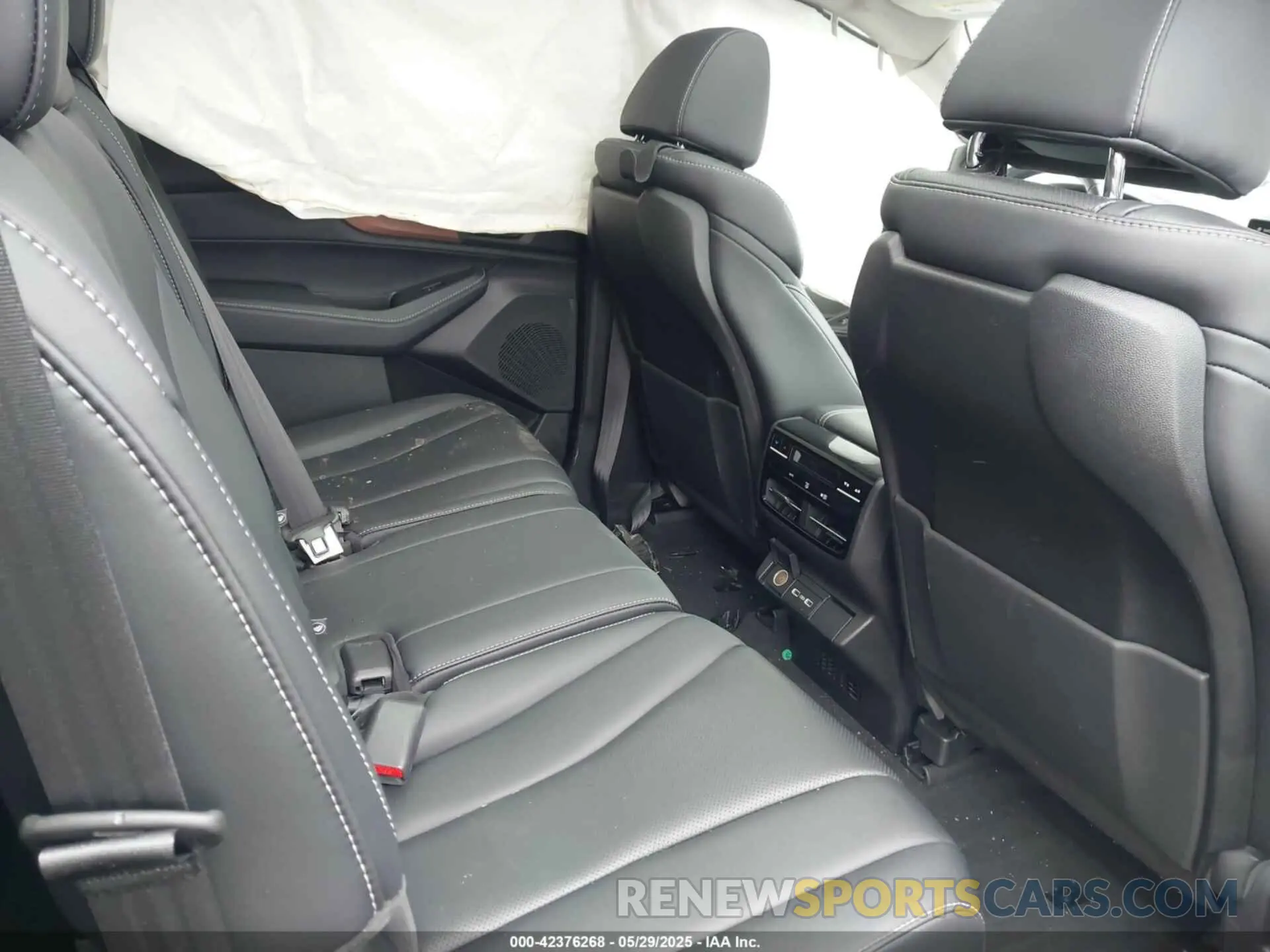 8 Photograph of a damaged car 5J8YE1H49NL006243 ACURA MDX 2022
