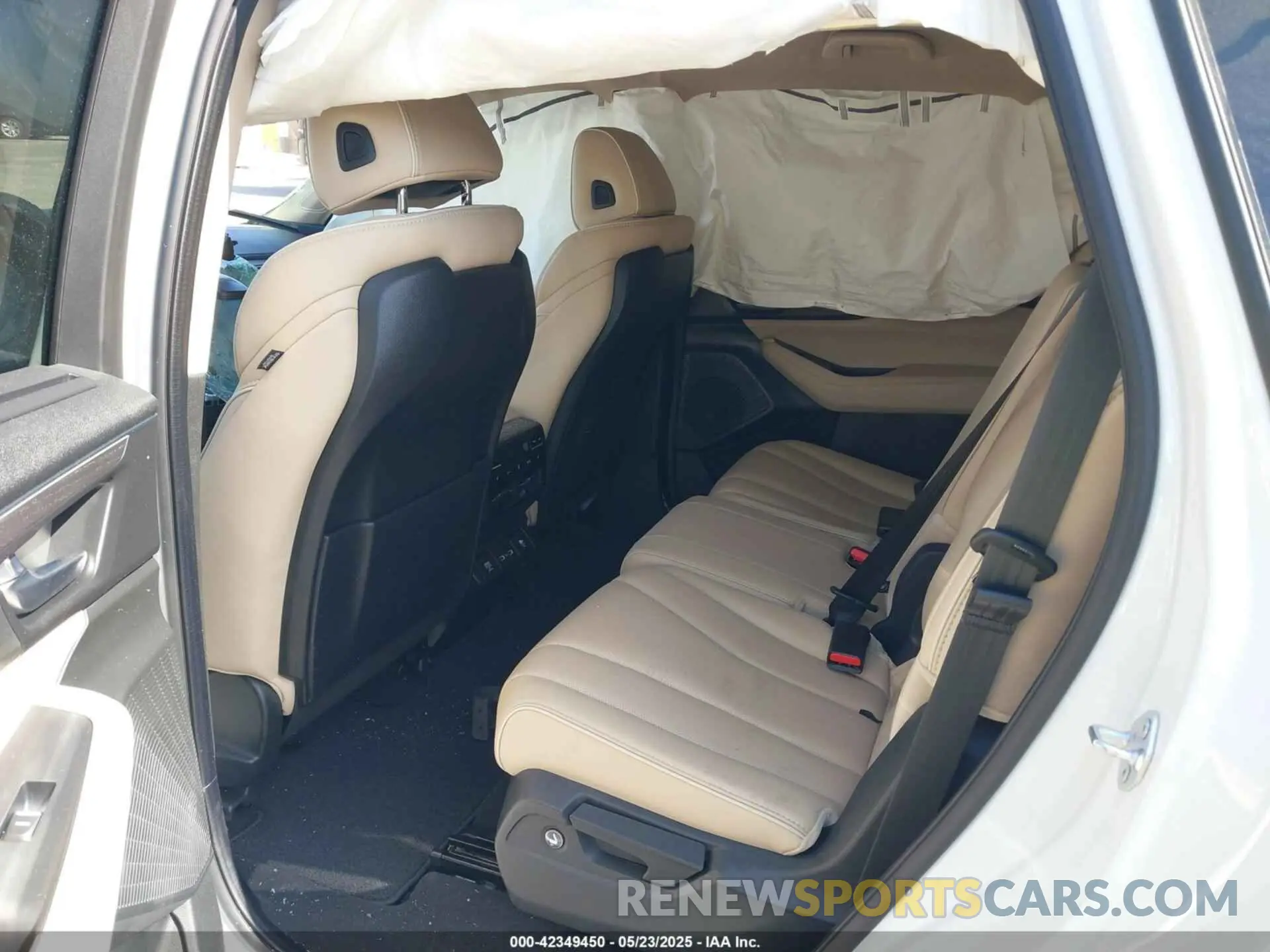 8 Photograph of a damaged car 5J8YE1H81NL039949 ACURA MDX 2022
