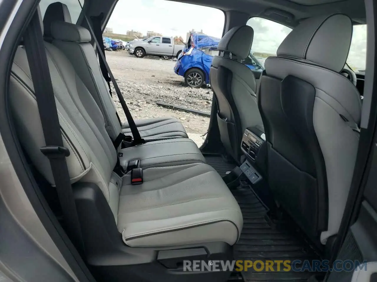 11 Photograph of a damaged car 5J8YE1H89NL044753 ACURA MDX 2022