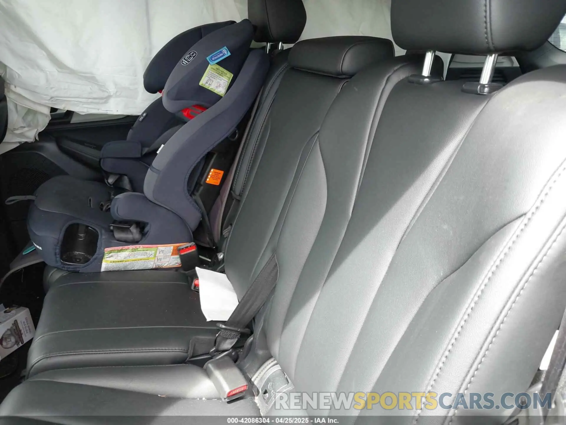 8 Photograph of a damaged car 5J8YE1H35PL009408 ACURA MDX 2023