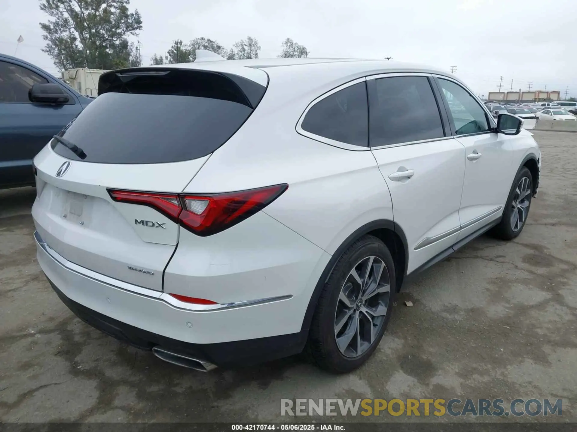4 Photograph of a damaged car 5J8YE1H4XPL038945 ACURA MDX 2023