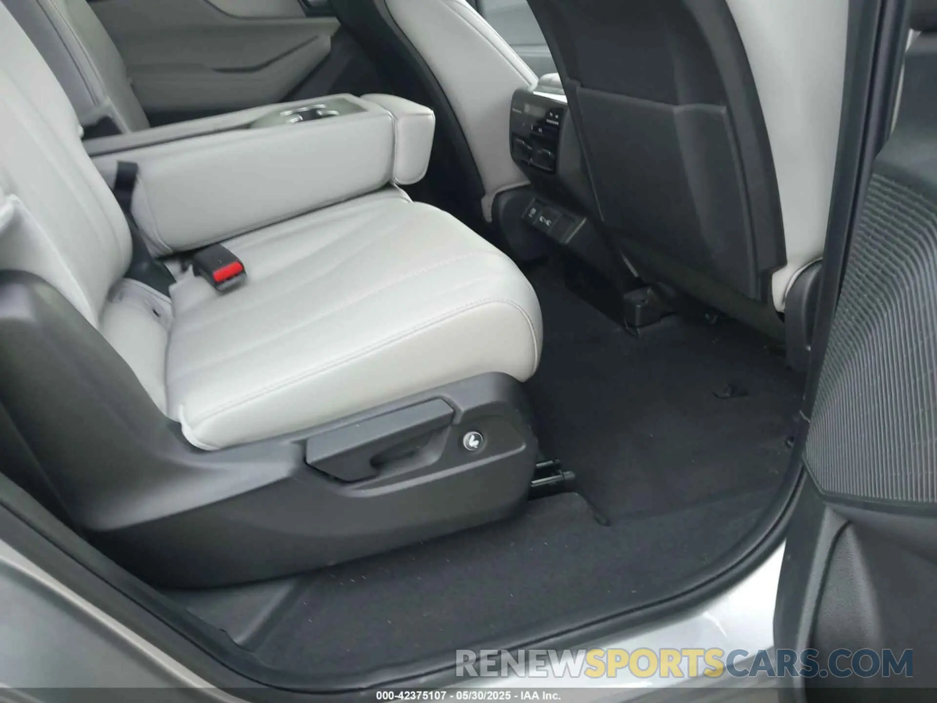 8 Photograph of a damaged car 5J8YD9H40RL007899 ACURA MDX 2024