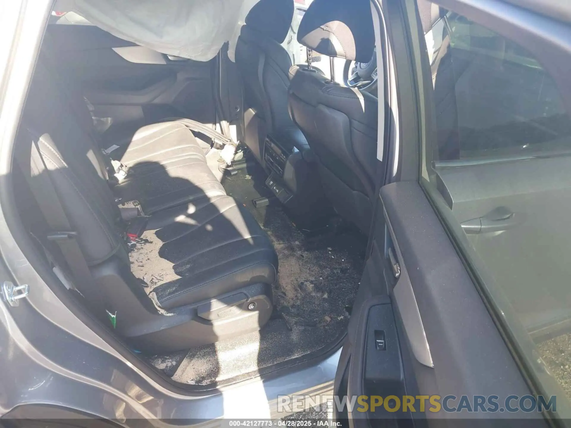 8 Photograph of a damaged car 5J8YE1H32RL034169 ACURA MDX 2024