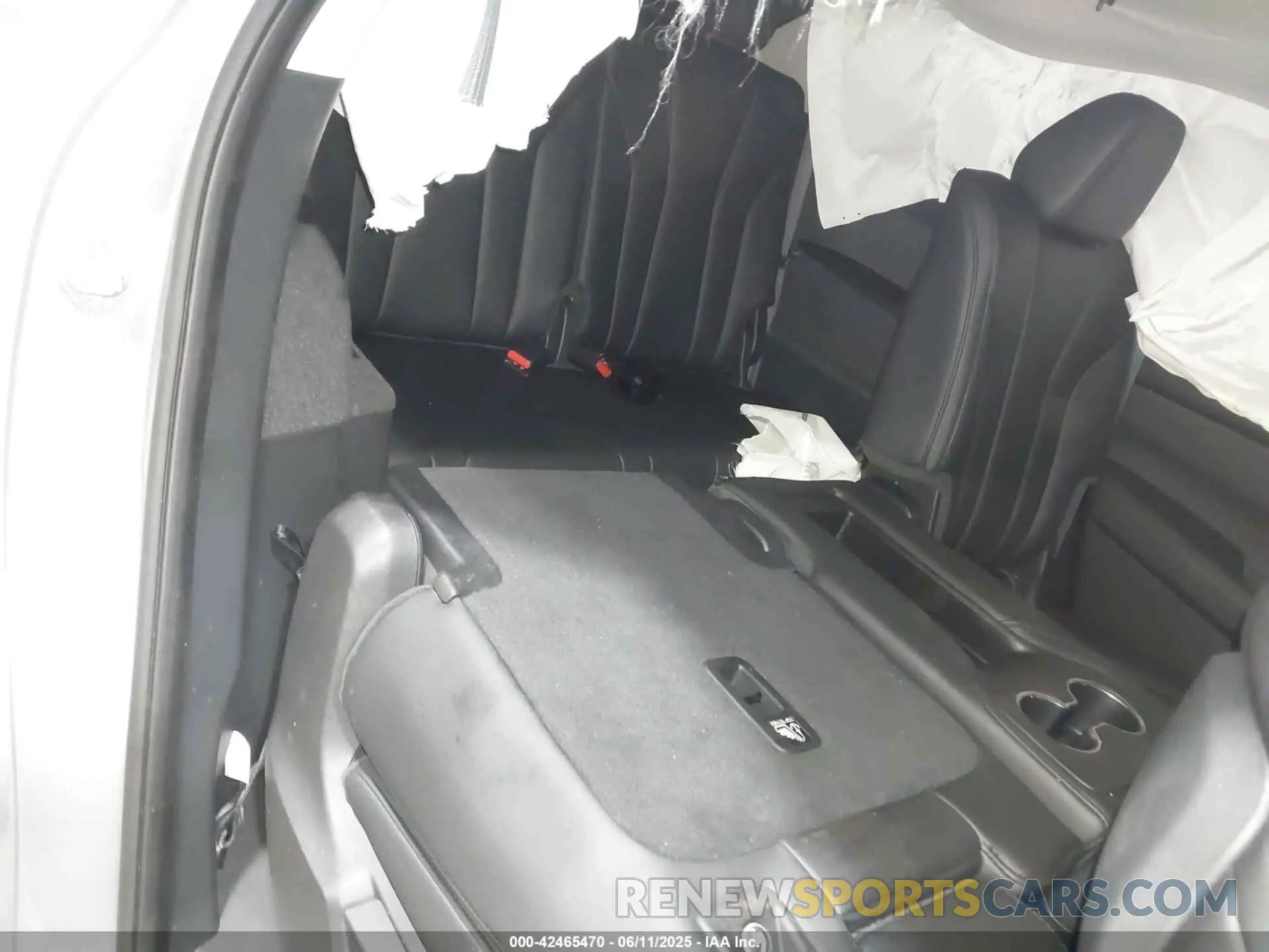 8 Photograph of a damaged car 5J8YE1H33RL035282 ACURA MDX 2024