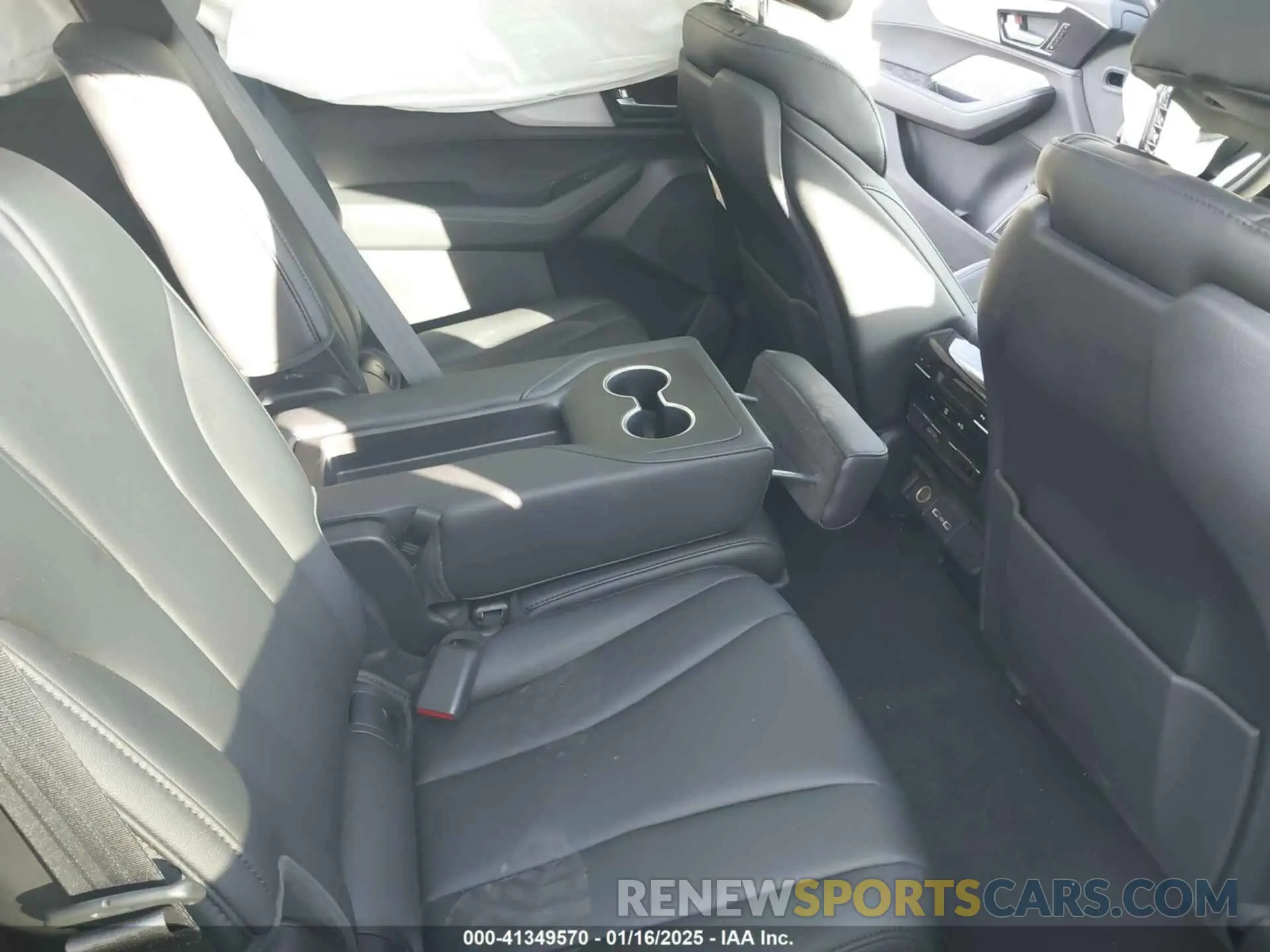 8 Photograph of a damaged car 5J8YE1H38RL035102 ACURA MDX 2024