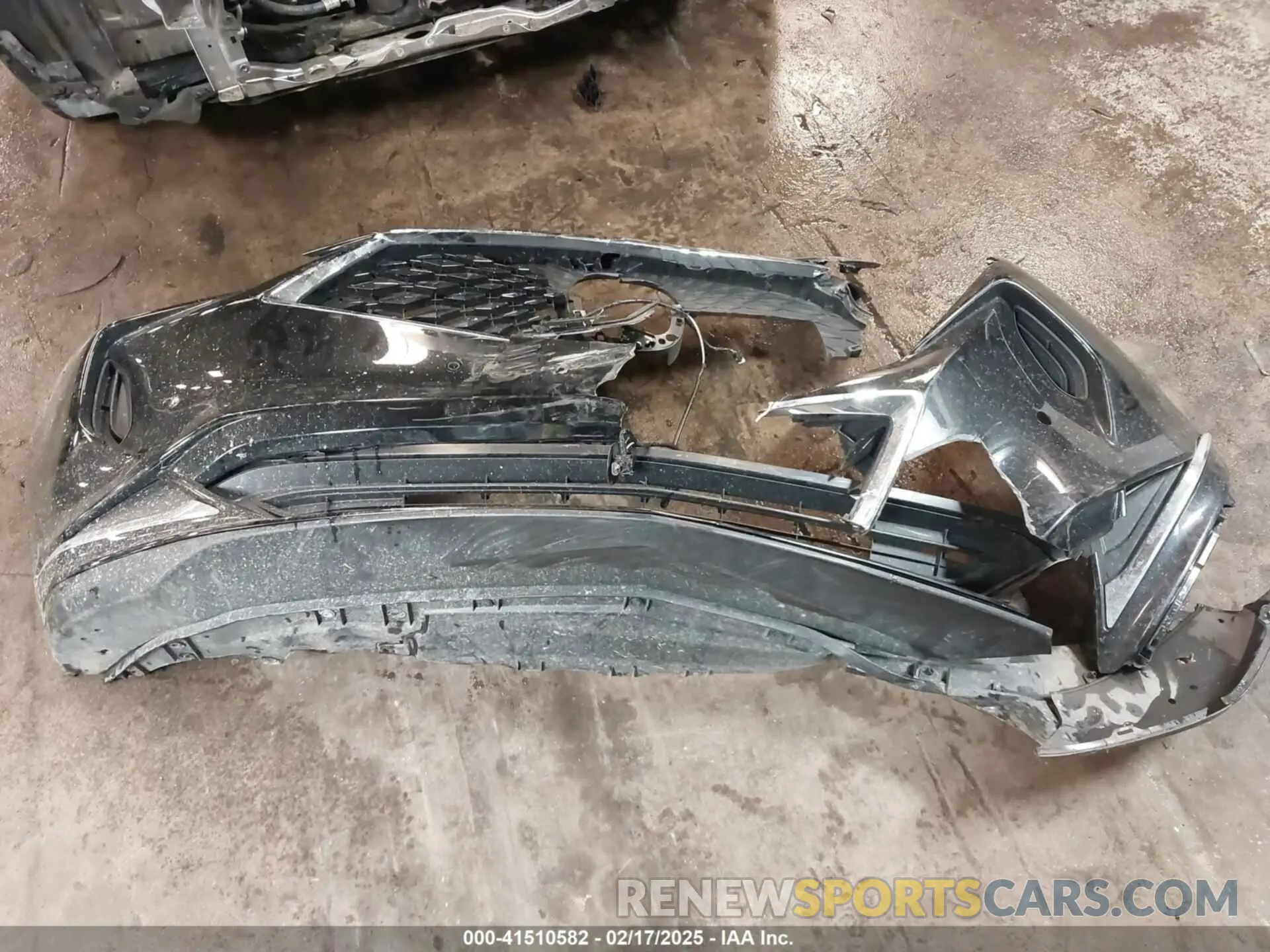 18 Photograph of a damaged car 5J8YE1H41RL010101 ACURA MDX 2024