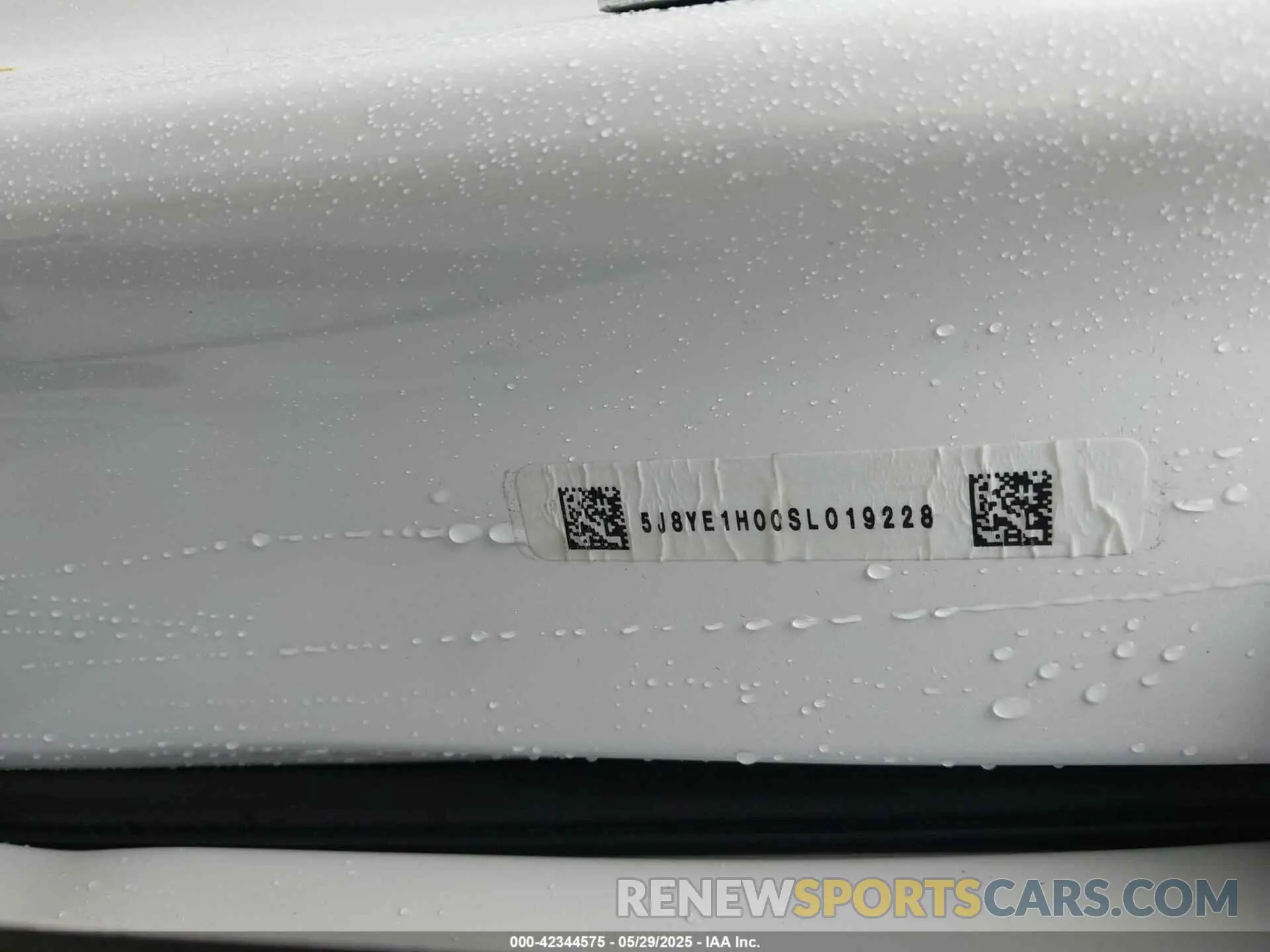 17 Photograph of a damaged car 5J8YE1H00SL019228 ACURA MDX 2025