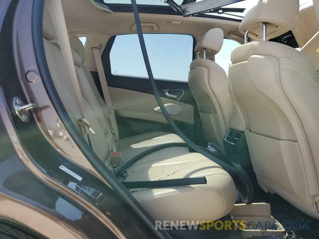 11 Photograph of a damaged car 5J8TC1H57KL013096 ACURA RDX 2019