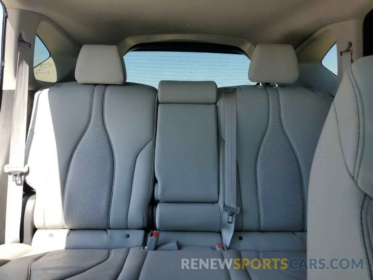 10 Photograph of a damaged car 5J8TC2H51KL005369 ACURA RDX 2019