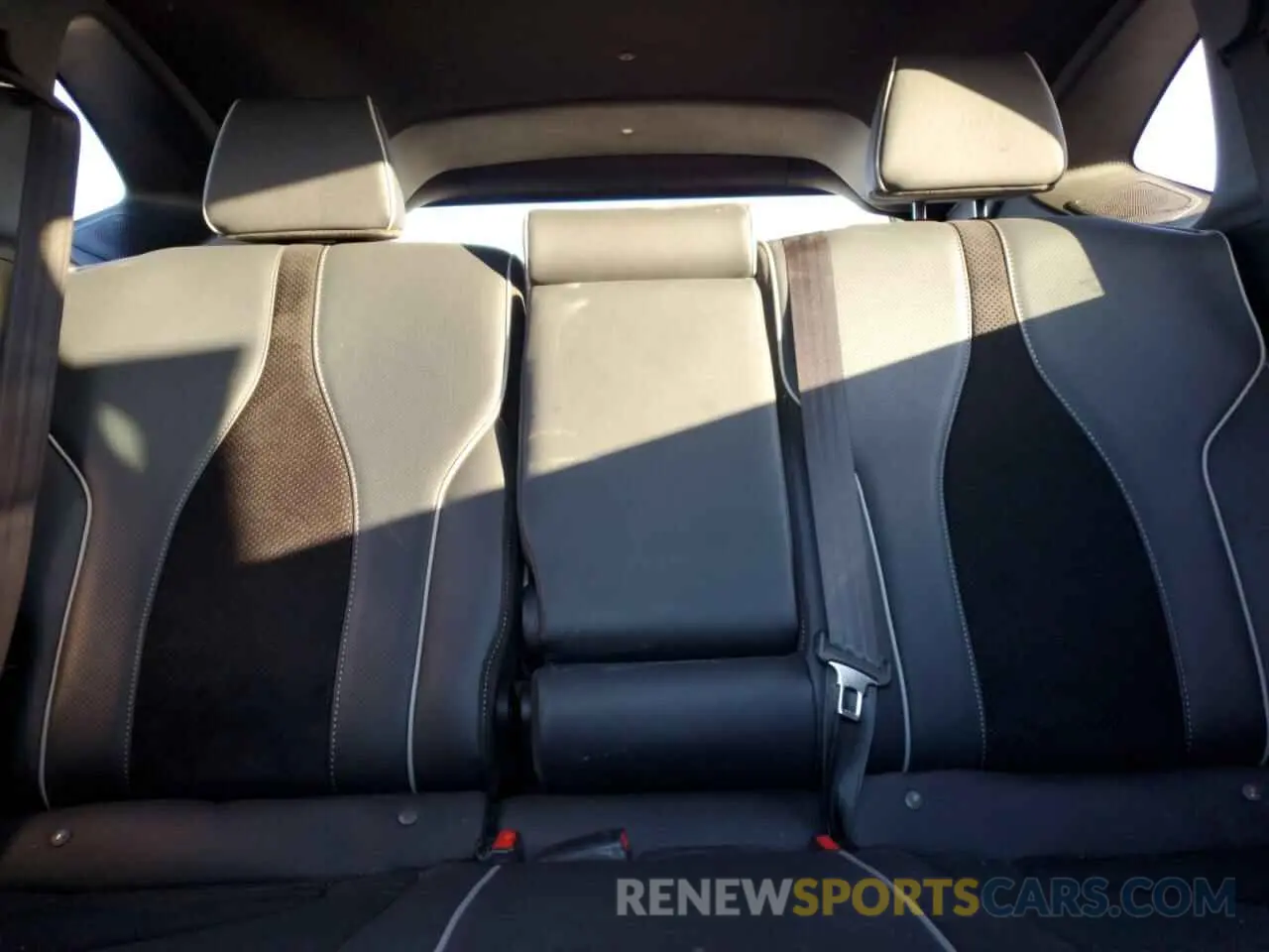 10 Photograph of a damaged car 5J8TC2H64KL016875 ACURA RDX 2019
