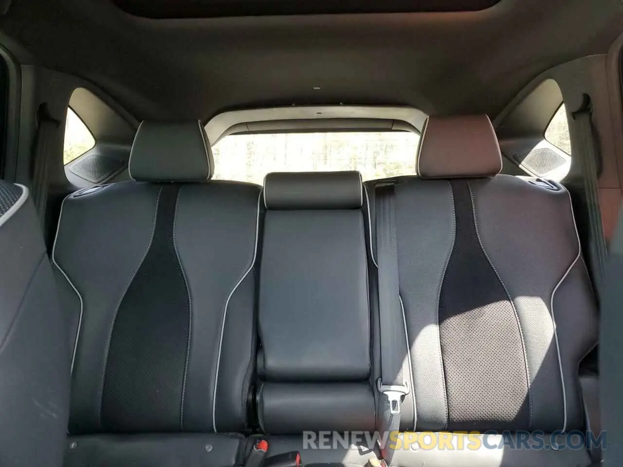 10 Photograph of a damaged car 5J8TC2H61LL018469 ACURA RDX 2020