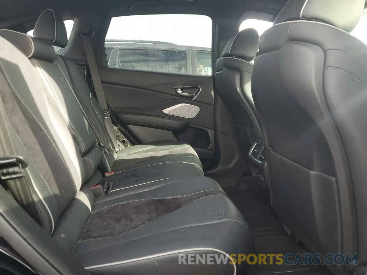 11 Photograph of a damaged car 5J8TC2H61LL032260 ACURA RDX 2020
