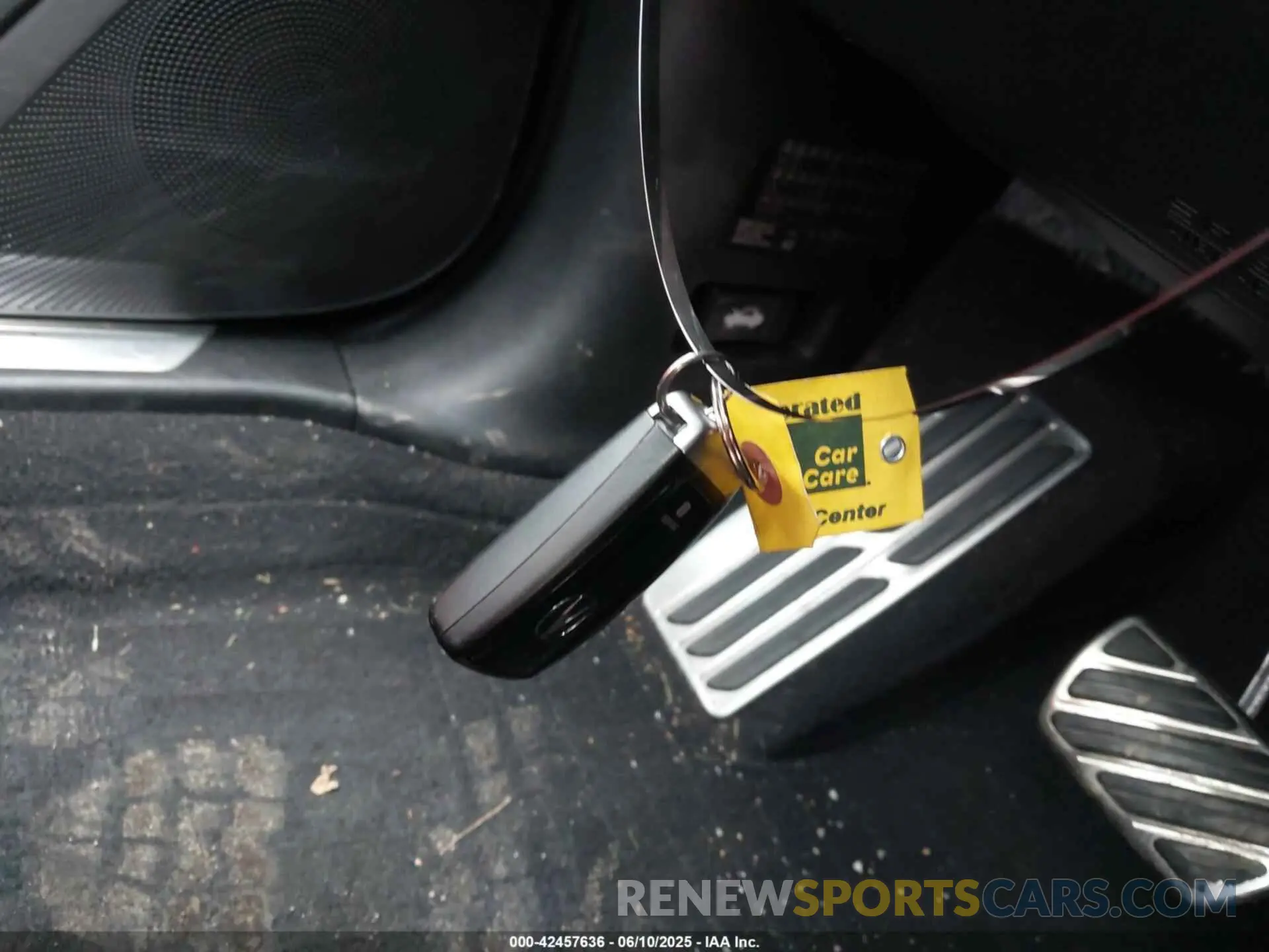 11 Photograph of a damaged car 5J8TC2H6XLL040065 ACURA RDX 2020