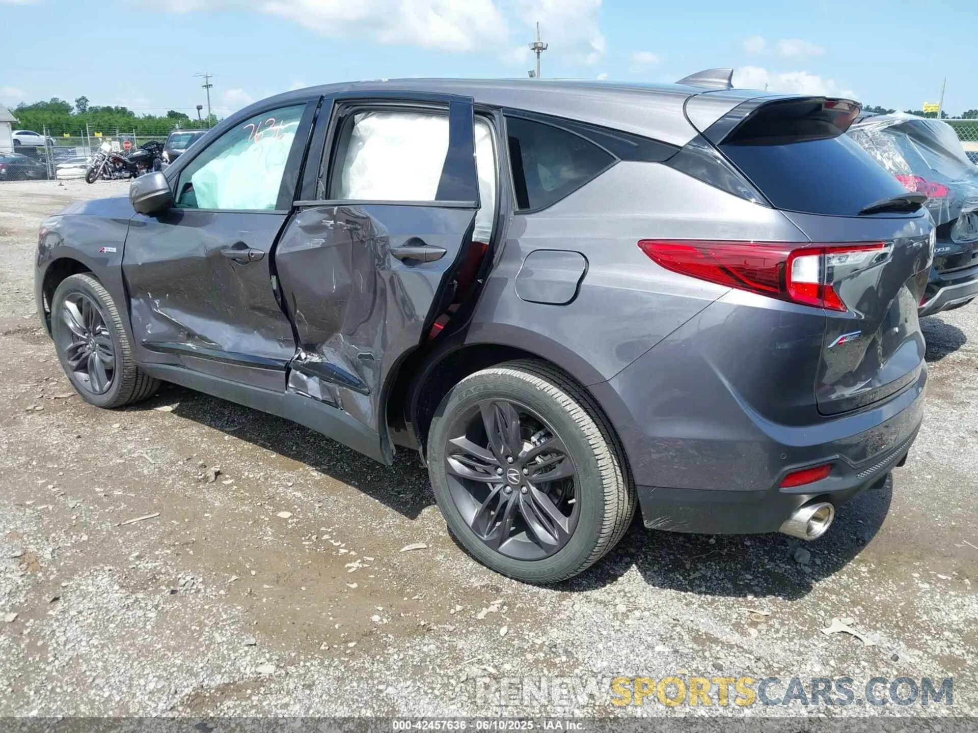 3 Photograph of a damaged car 5J8TC2H6XLL040065 ACURA RDX 2020