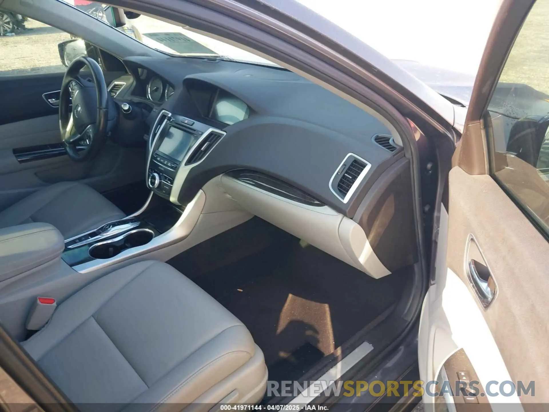 5 Photograph of a damaged car 19UUB2F39KA004586 ACURA TLX 2019