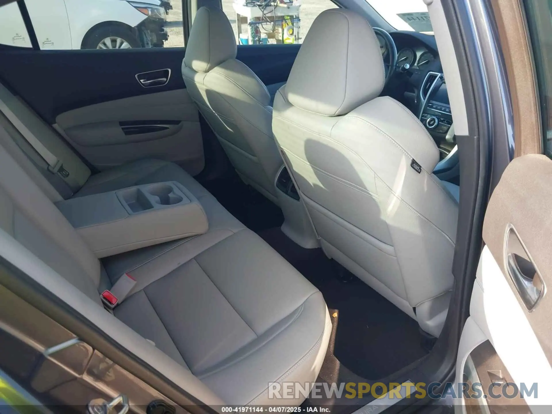 8 Photograph of a damaged car 19UUB2F39KA004586 ACURA TLX 2019