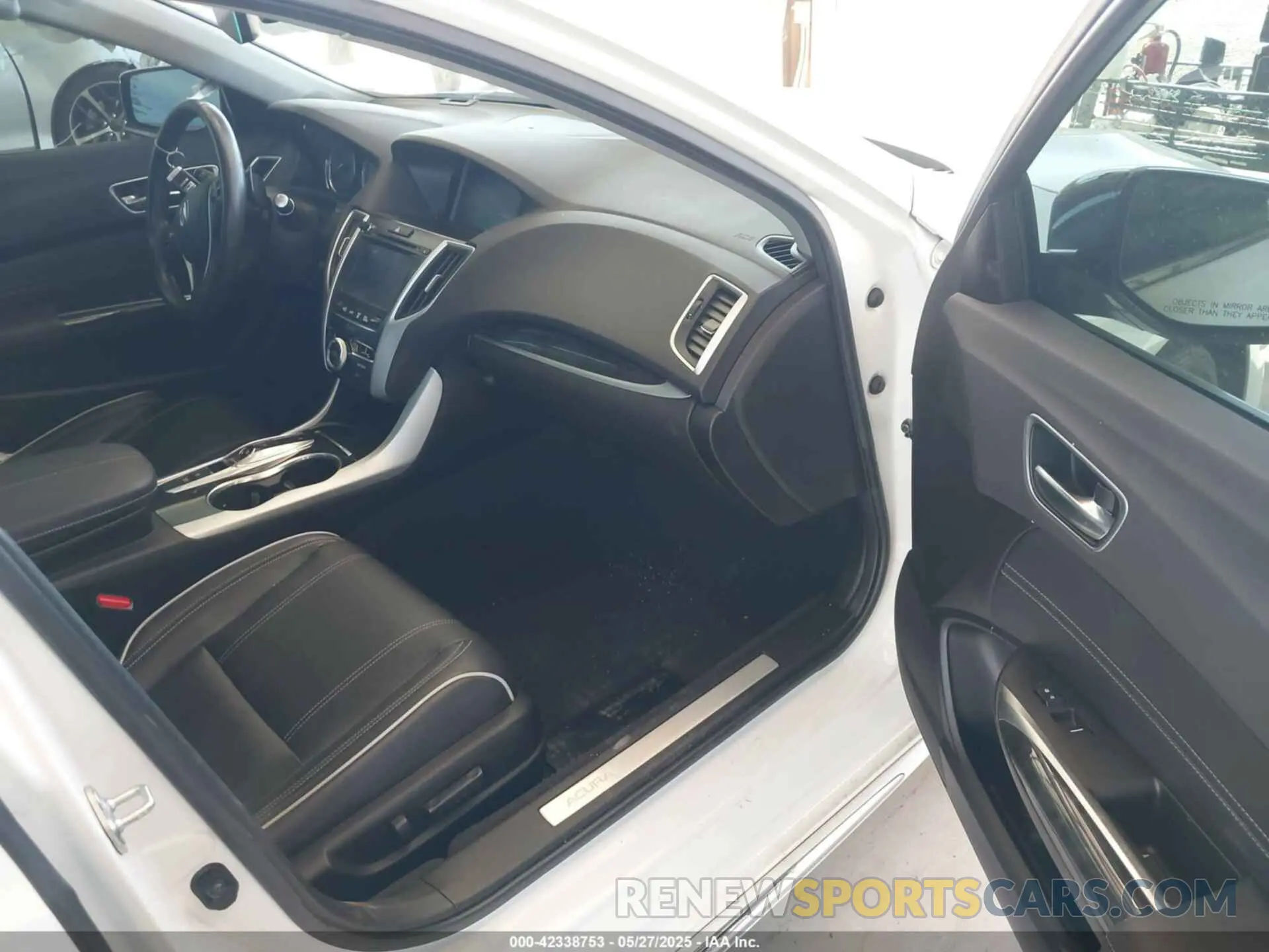 5 Photograph of a damaged car 19UUB2F45LA001274 ACURA TLX 2020