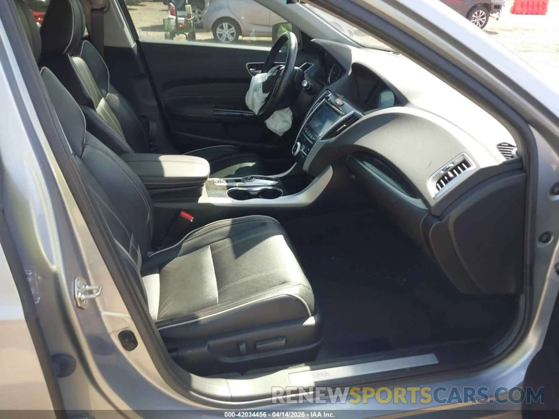 5 Photograph of a damaged car 19UUB3F44LA003829 ACURA TLX 2020