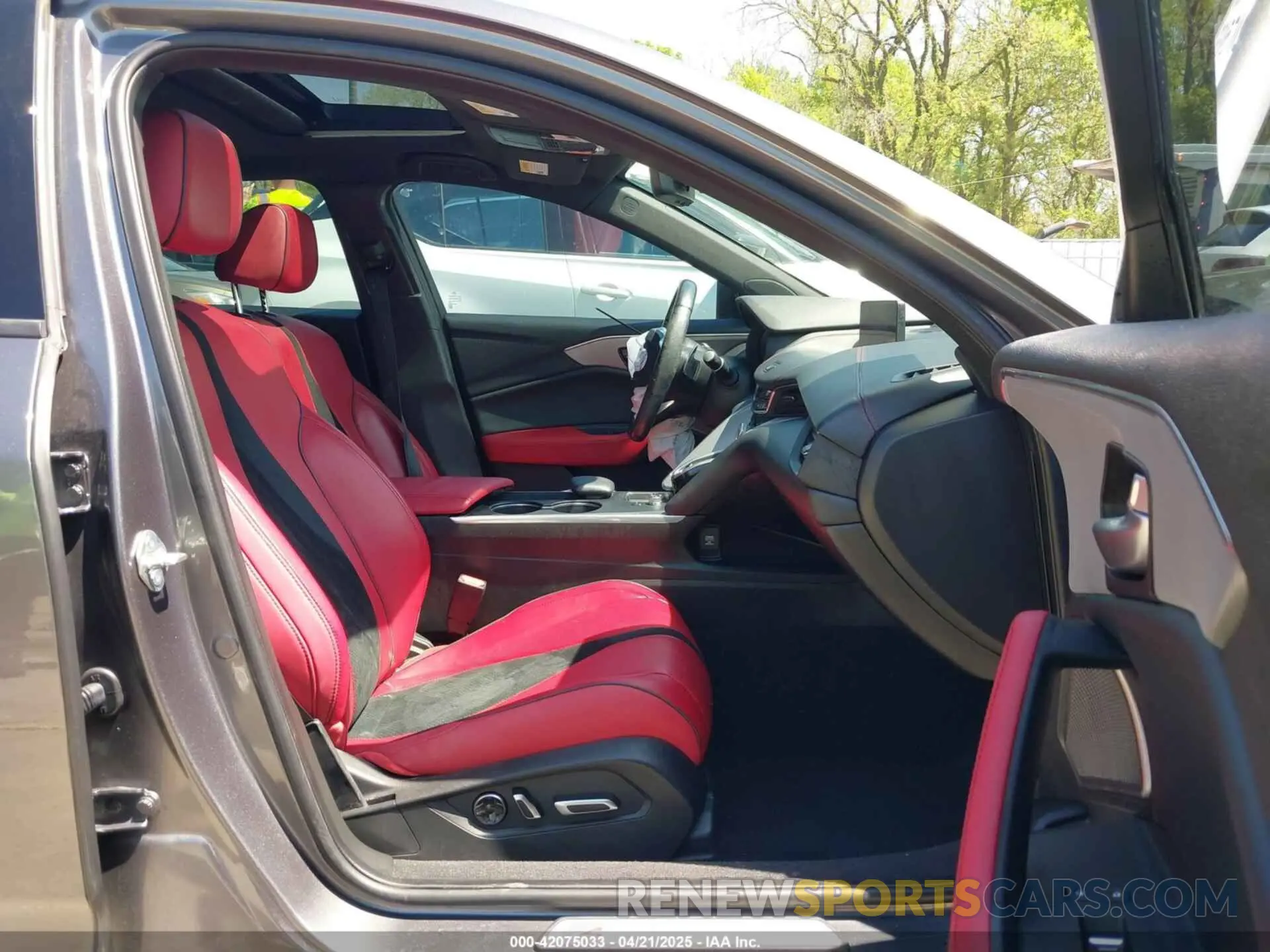 5 Photograph of a damaged car 19UUB6F52MA000424 ACURA TLX 2021