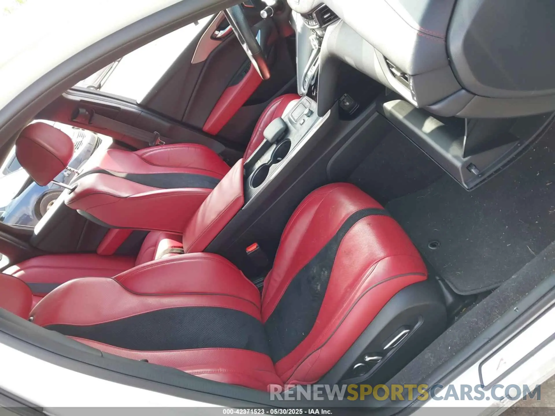5 Photograph of a damaged car 19UUB5F56NA004956 ACURA TLX 2022