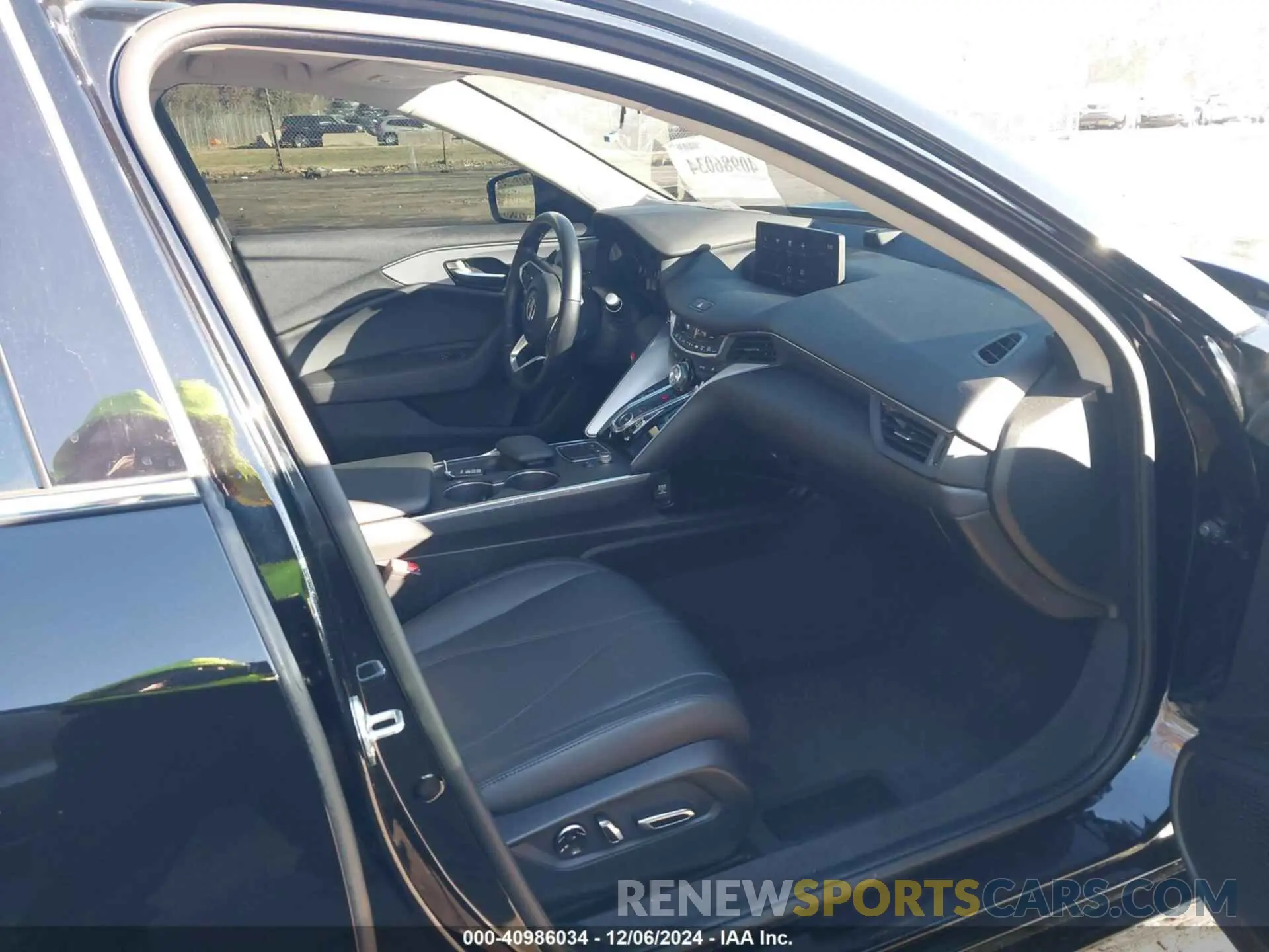5 Photograph of a damaged car 19UUB6F33NA001694 ACURA TLX 2022